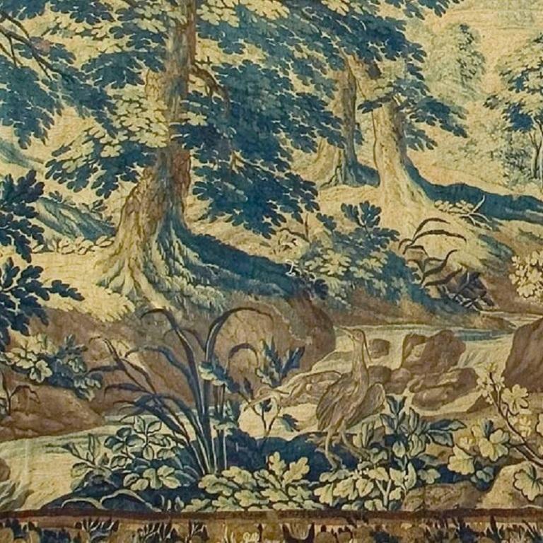 Tapisserie flamande ancienne de verdure, 9'6 x 12'2. Cette ancienne tapisserie flamande, probablement de Bruxelles, est une pure verdure, aucun humain, un seul oiseau et aucun animal ne vient troubler la tranquillité sylvestre. Au premier plan se