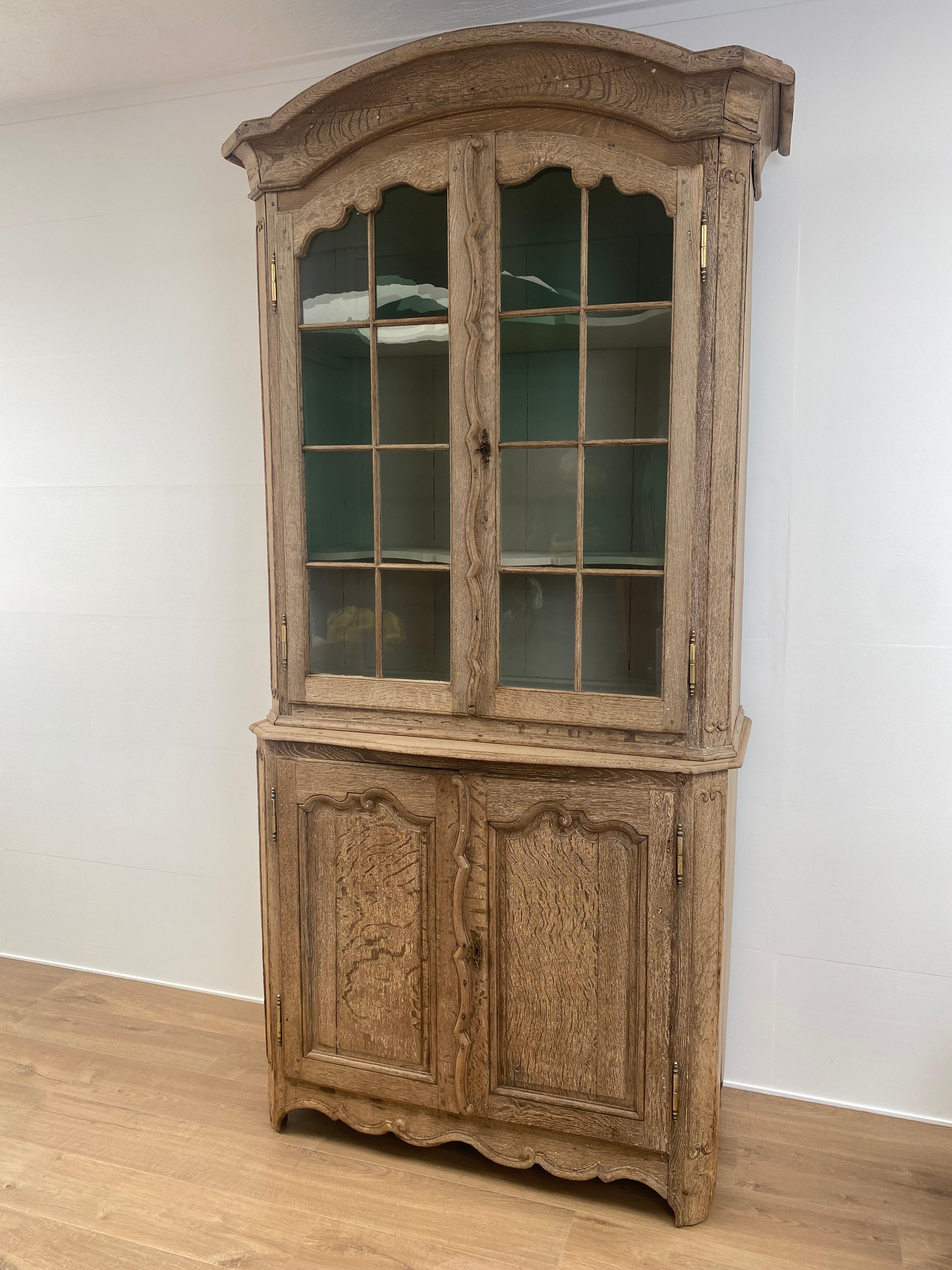 A beautiful fully original Antique Flemish Vitrine from the Flanders,
Bleached Oak with original Glass,
nice painted interior,
ideal to place in your kitchen or dining room.
 