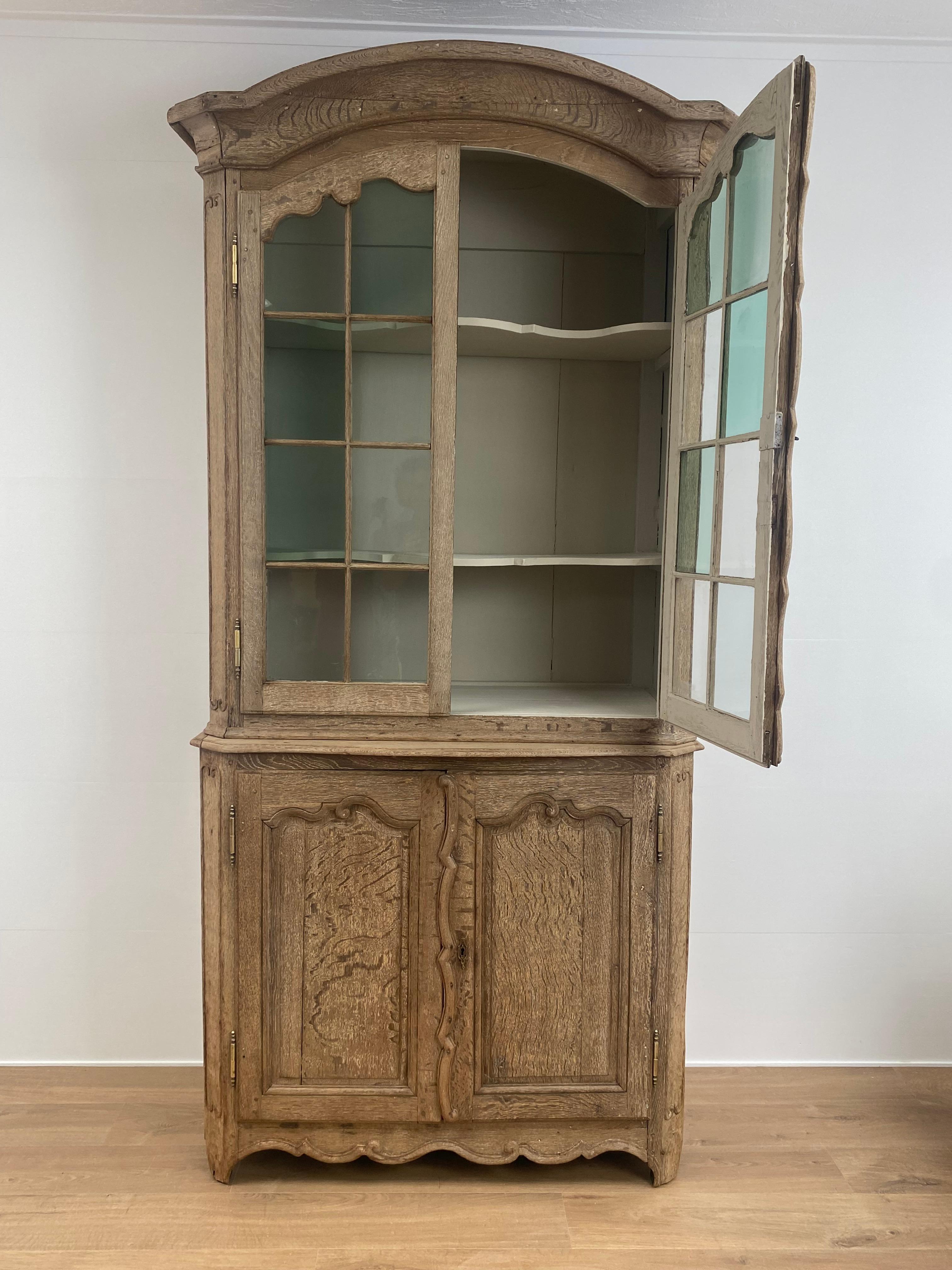 Antique Flemish Vitrine in a Bleached Oak For Sale 2