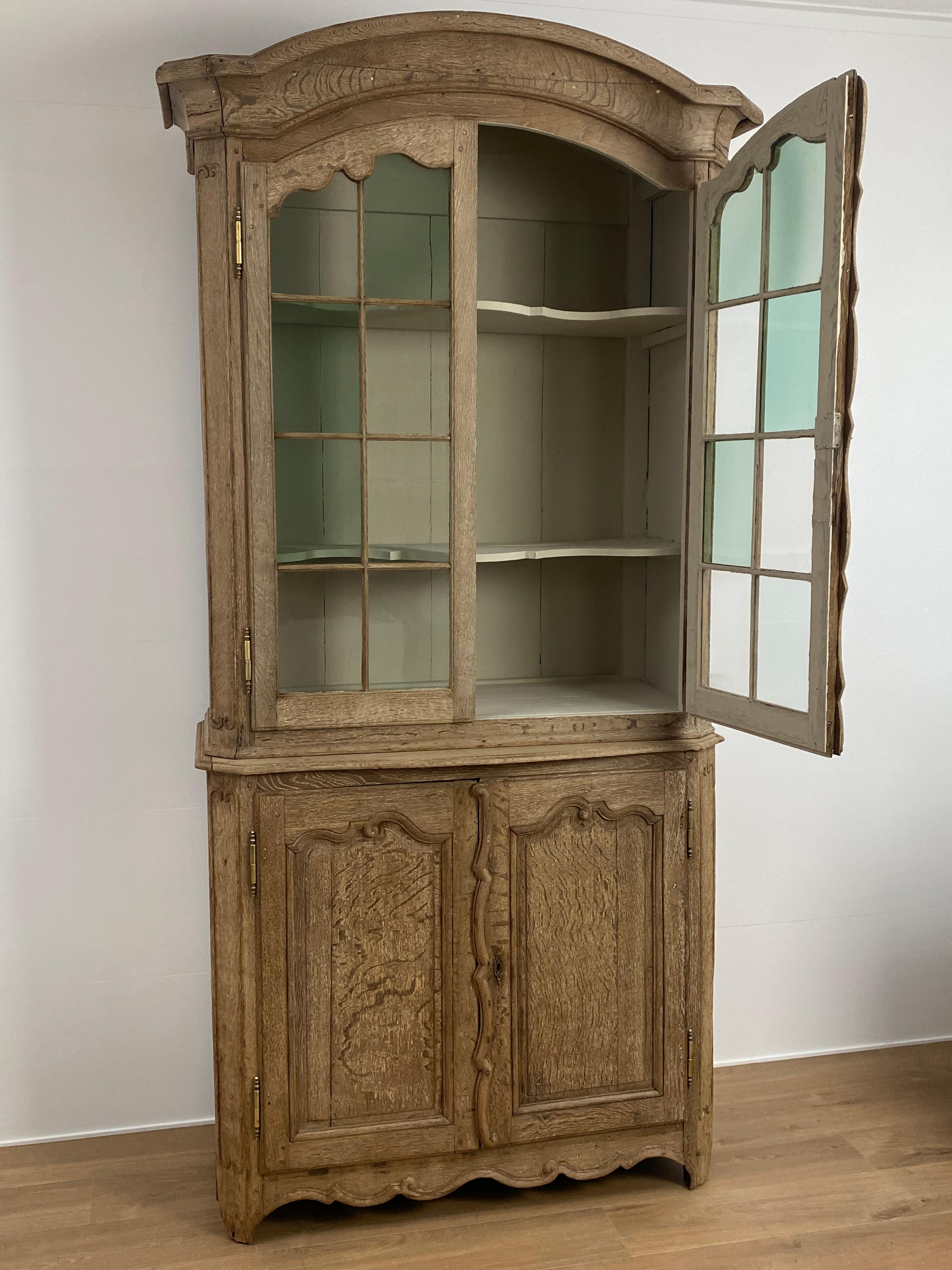Antique Flemish Vitrine in a Bleached Oak For Sale 3