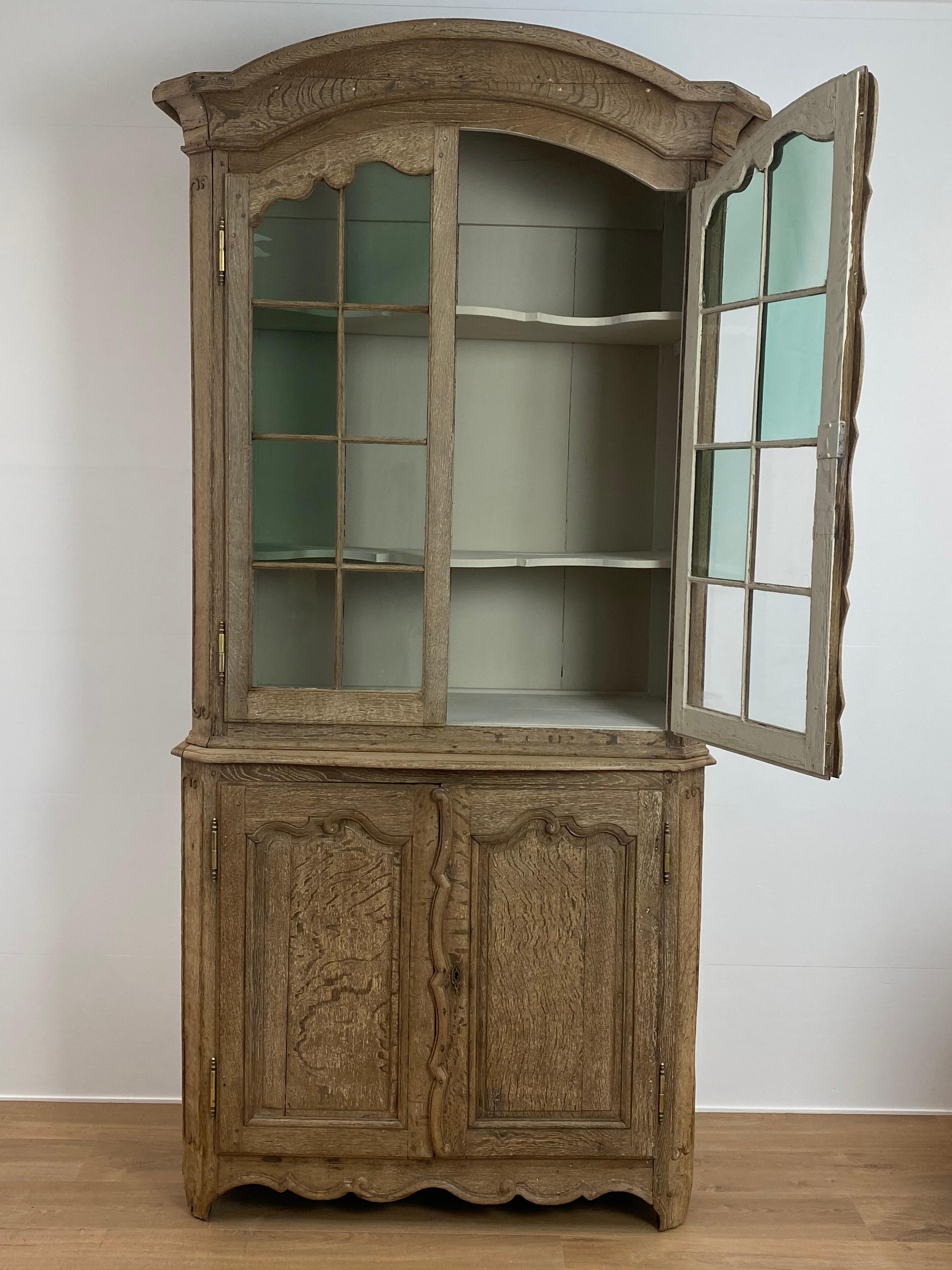 Antique Flemish Vitrine in a Bleached Oak For Sale 4