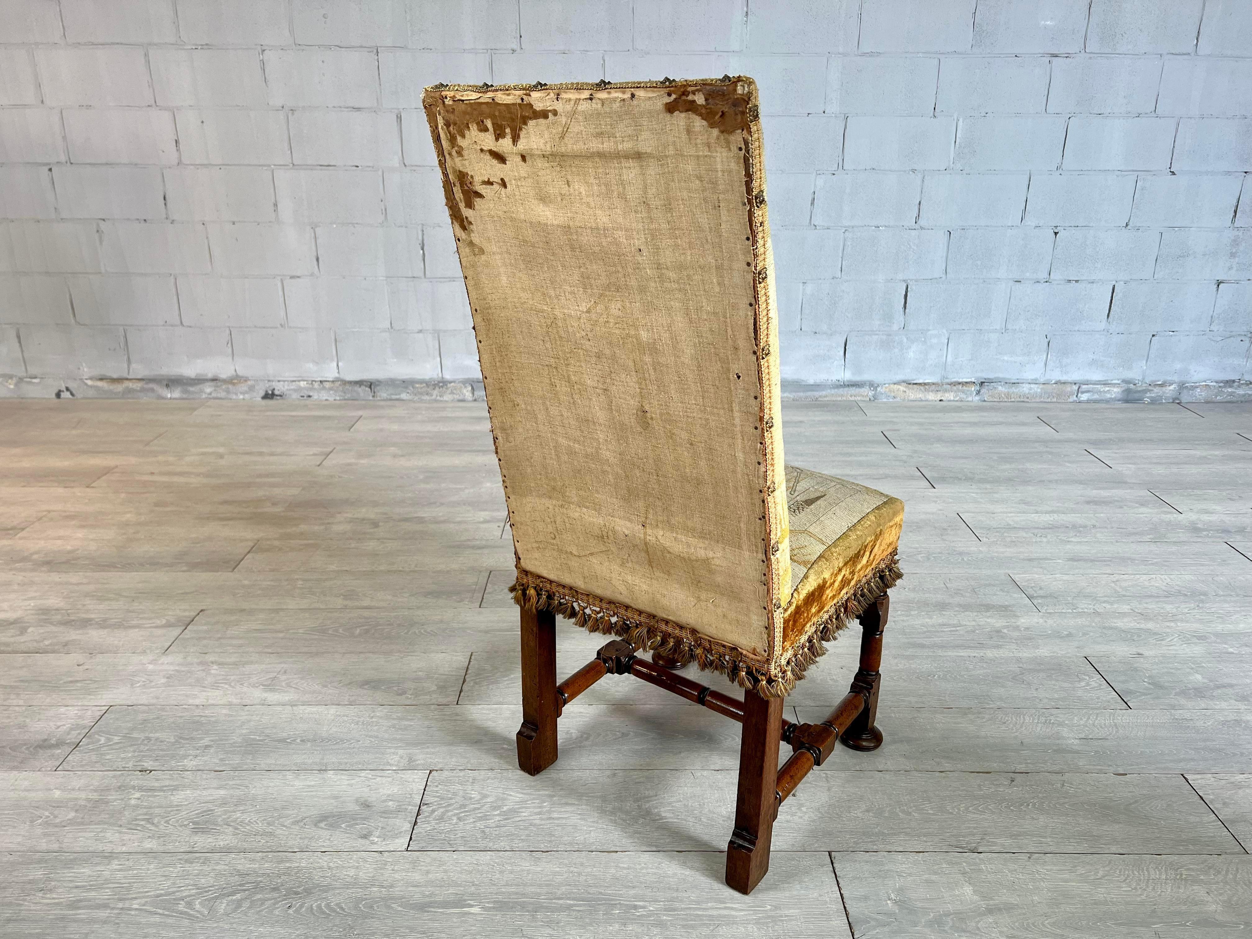 Antiker Flemish Nussbaum Hall Stuhl mit Nadelspitze Stoff (Louis XIII.) im Angebot