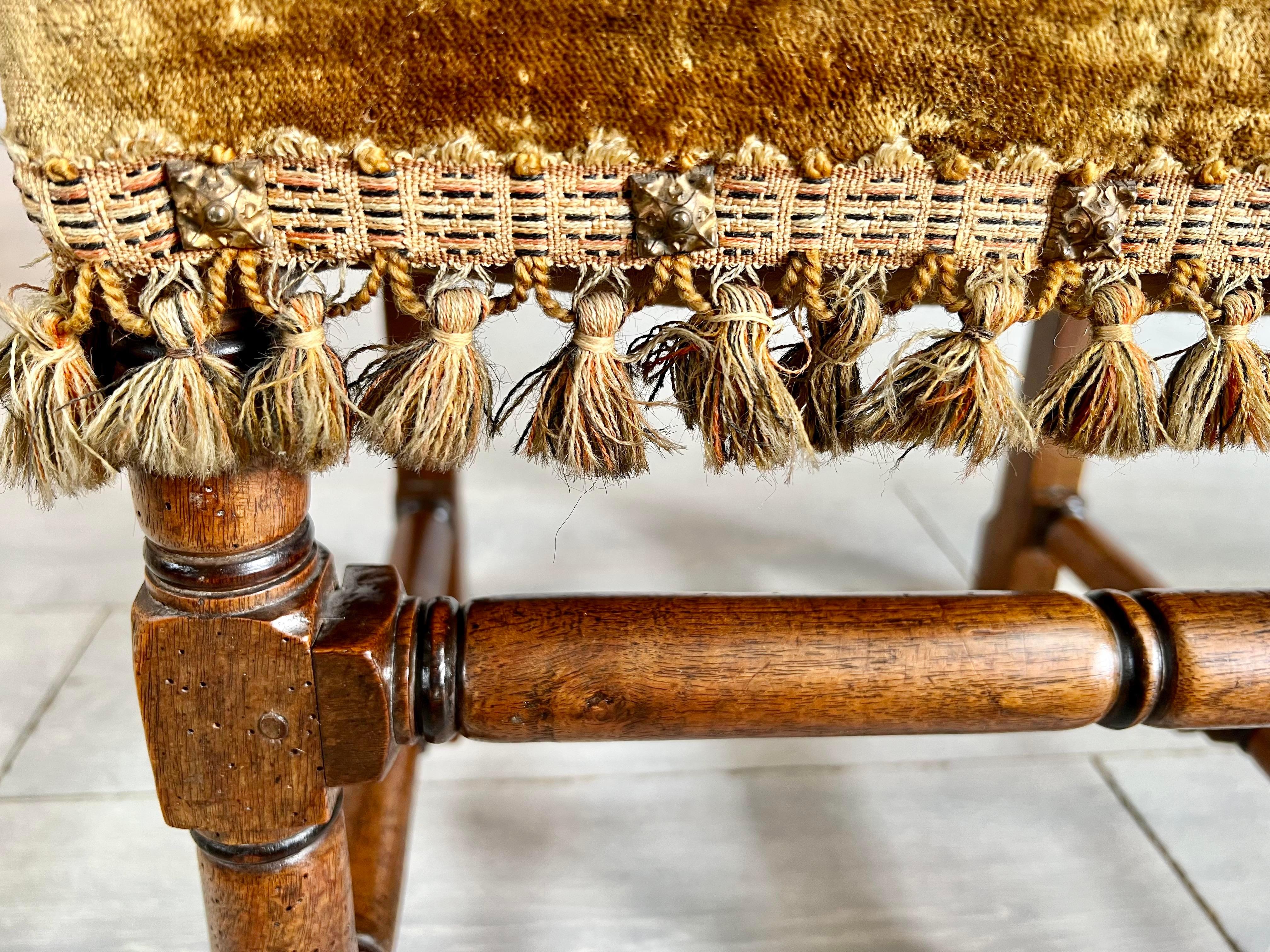 Antiker Flemish Nussbaum Hall Stuhl mit Nadelspitze Stoff (Belgisch) im Angebot