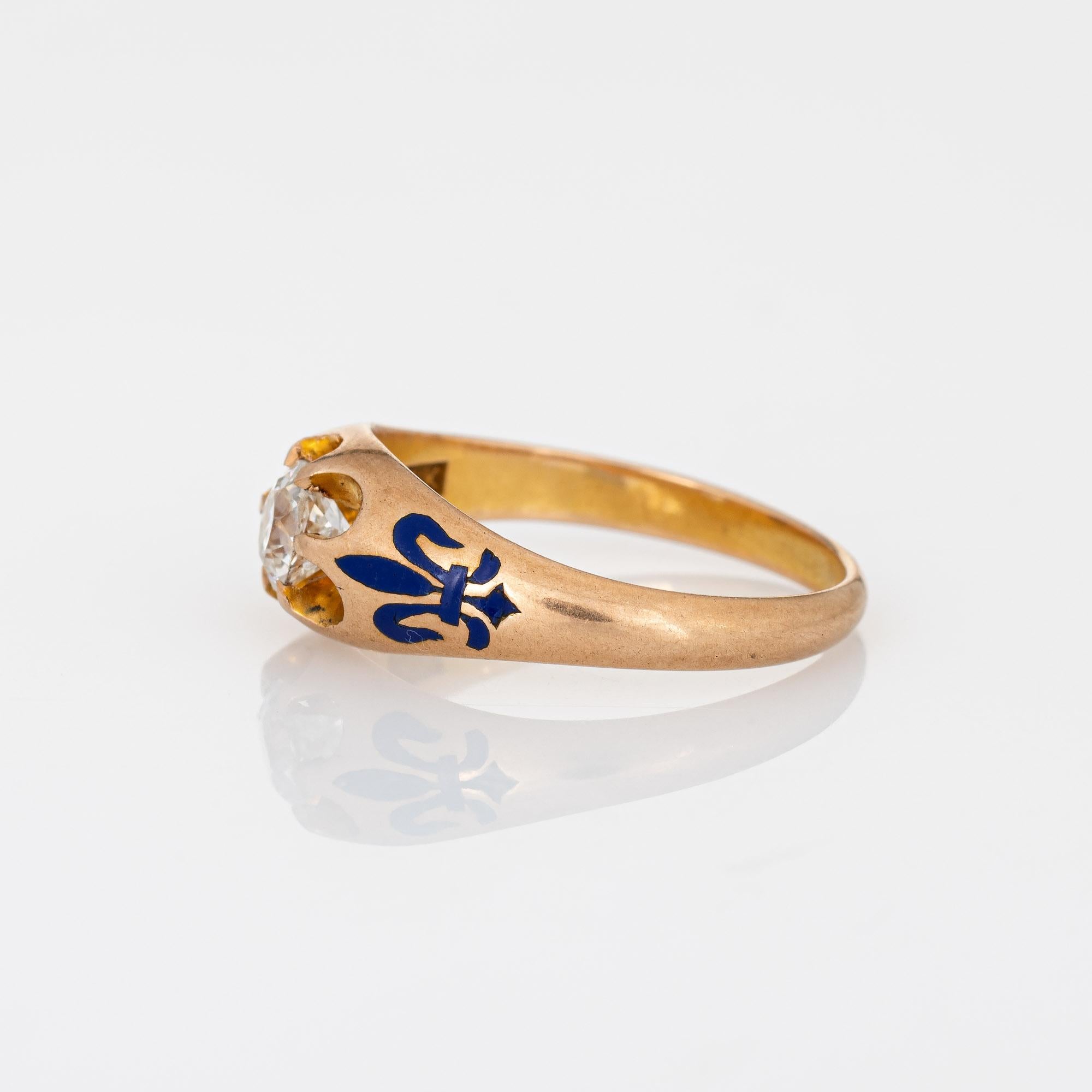 Taille coussin Ancienne bague de fiançailles Fleur De Lis en or jaune 14 carats avec diamants 0,45 carat en vente