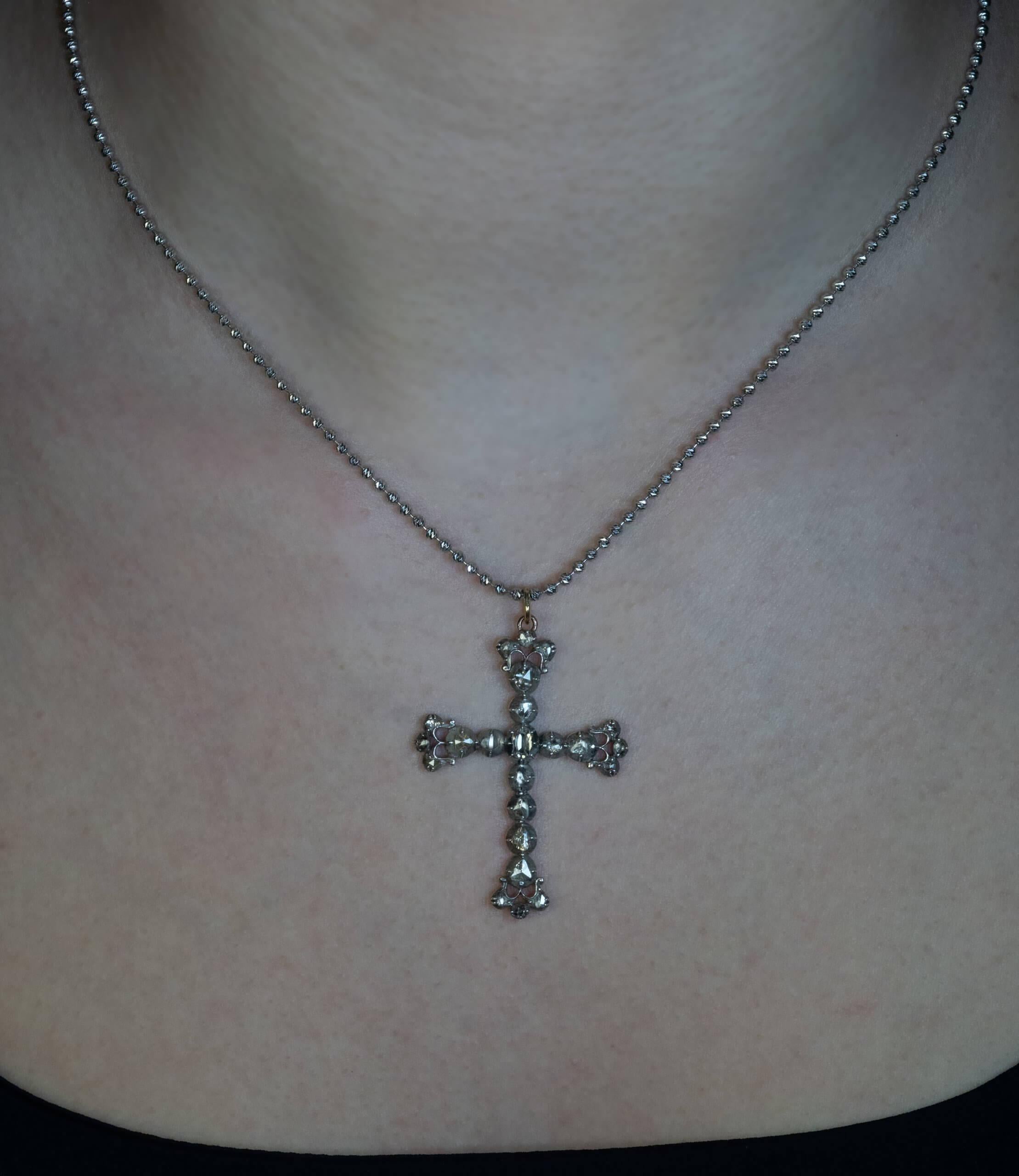 Antiker Fleur de Lis-Diamant-Kreuz-Anhänger um 1700 im Zustand „Hervorragend“ im Angebot in Chicago, IL
