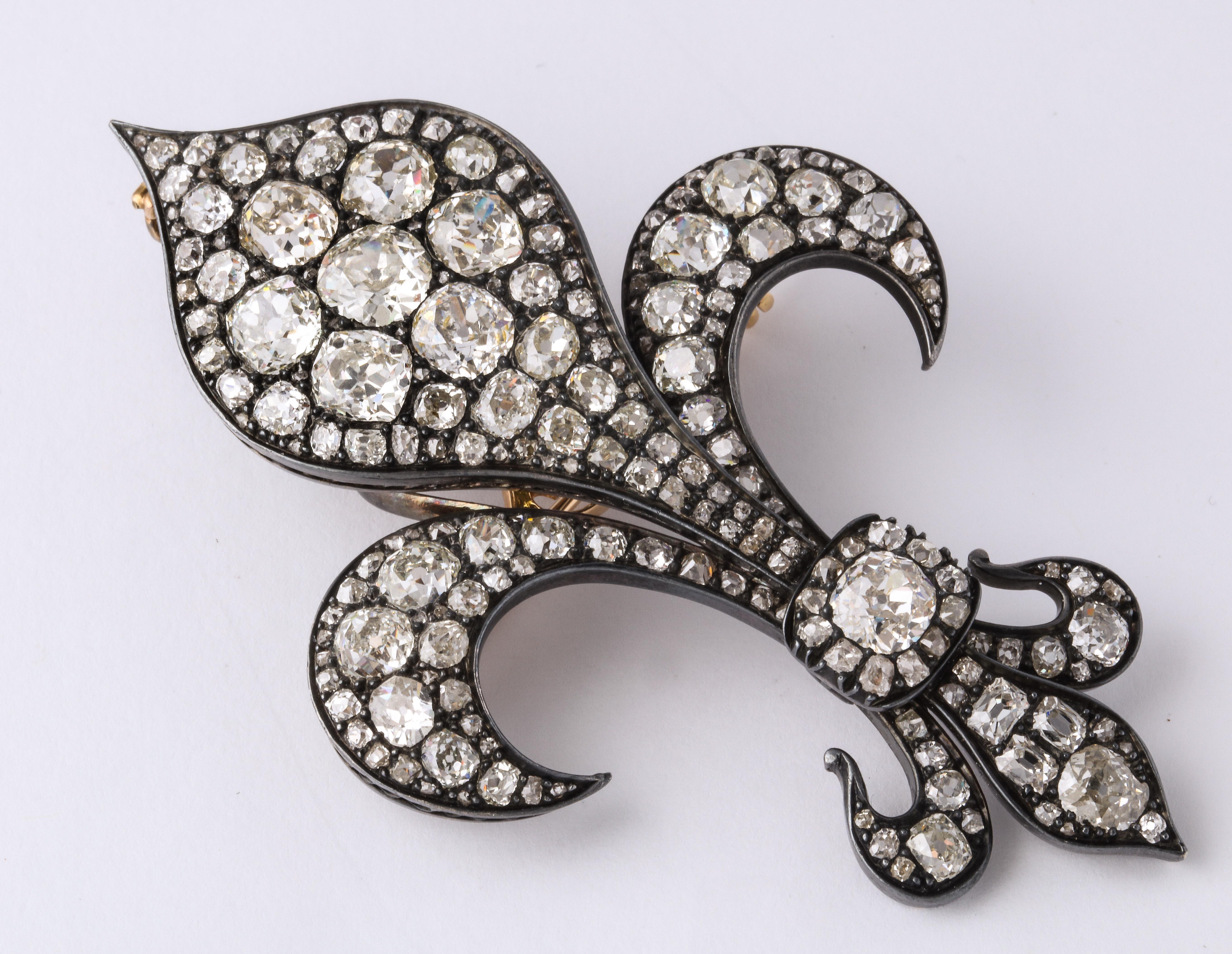 Antique Fleur de Lis Diamond Gold Pendant Brooch In Excellent Condition In New York, NY