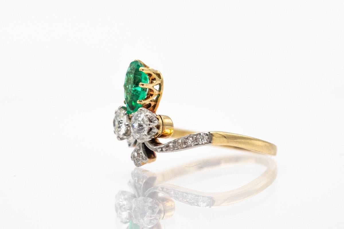 Belle Époque Antique Fleur De Lys Gold Ring with Emerald and Diamonds, France, late 19th cent For Sale