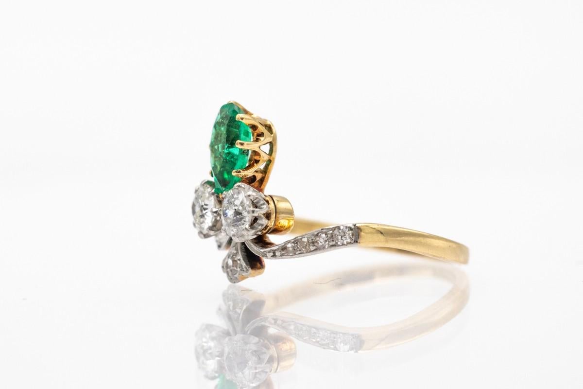 Belle Époque Antique Fleur De Lys Gold Ring with Emerald and Diamonds, France, late 19th cent
