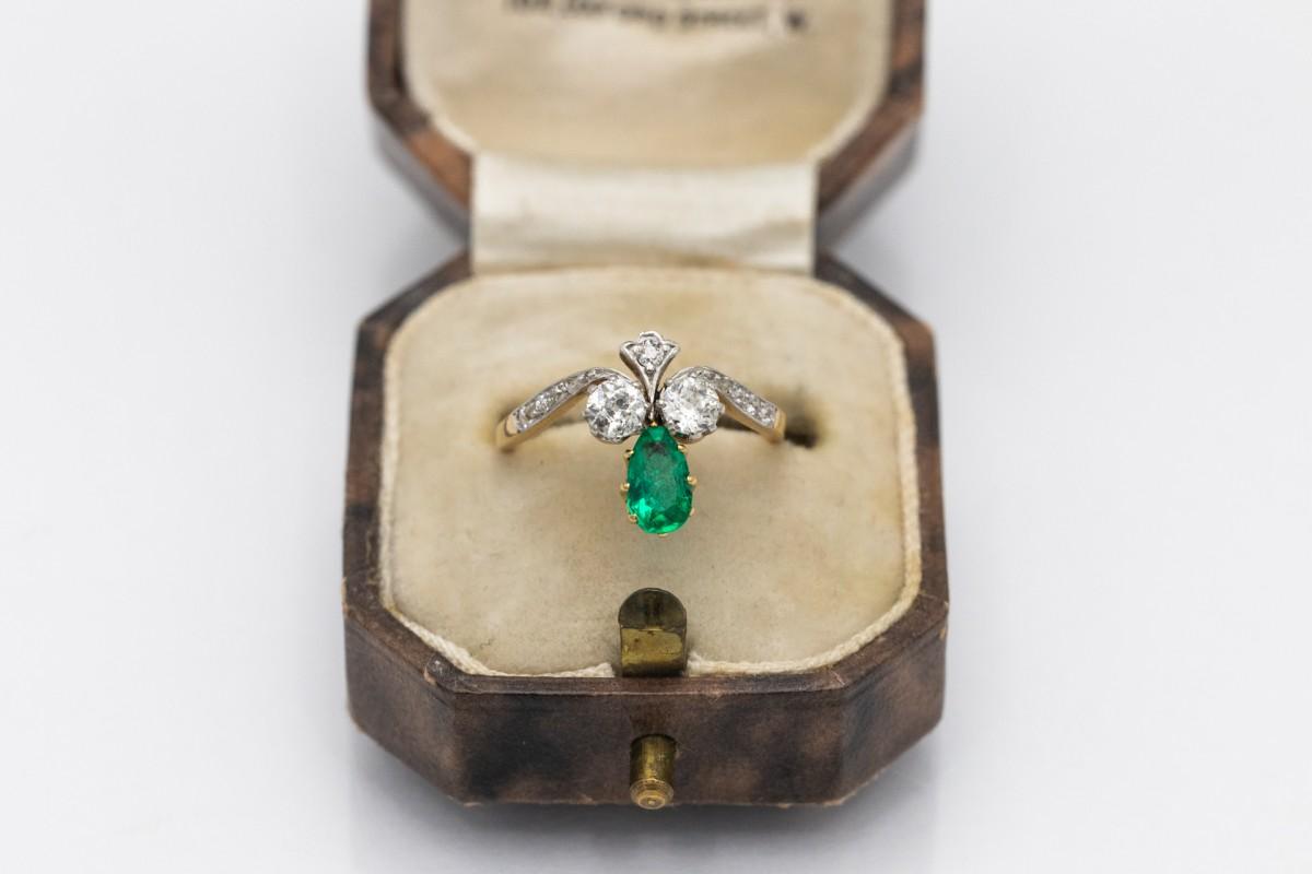 Antique Fleur De Lys Gold Ring with Emerald and Diamonds, France, late 19th cent In Good Condition In Chorzów, PL