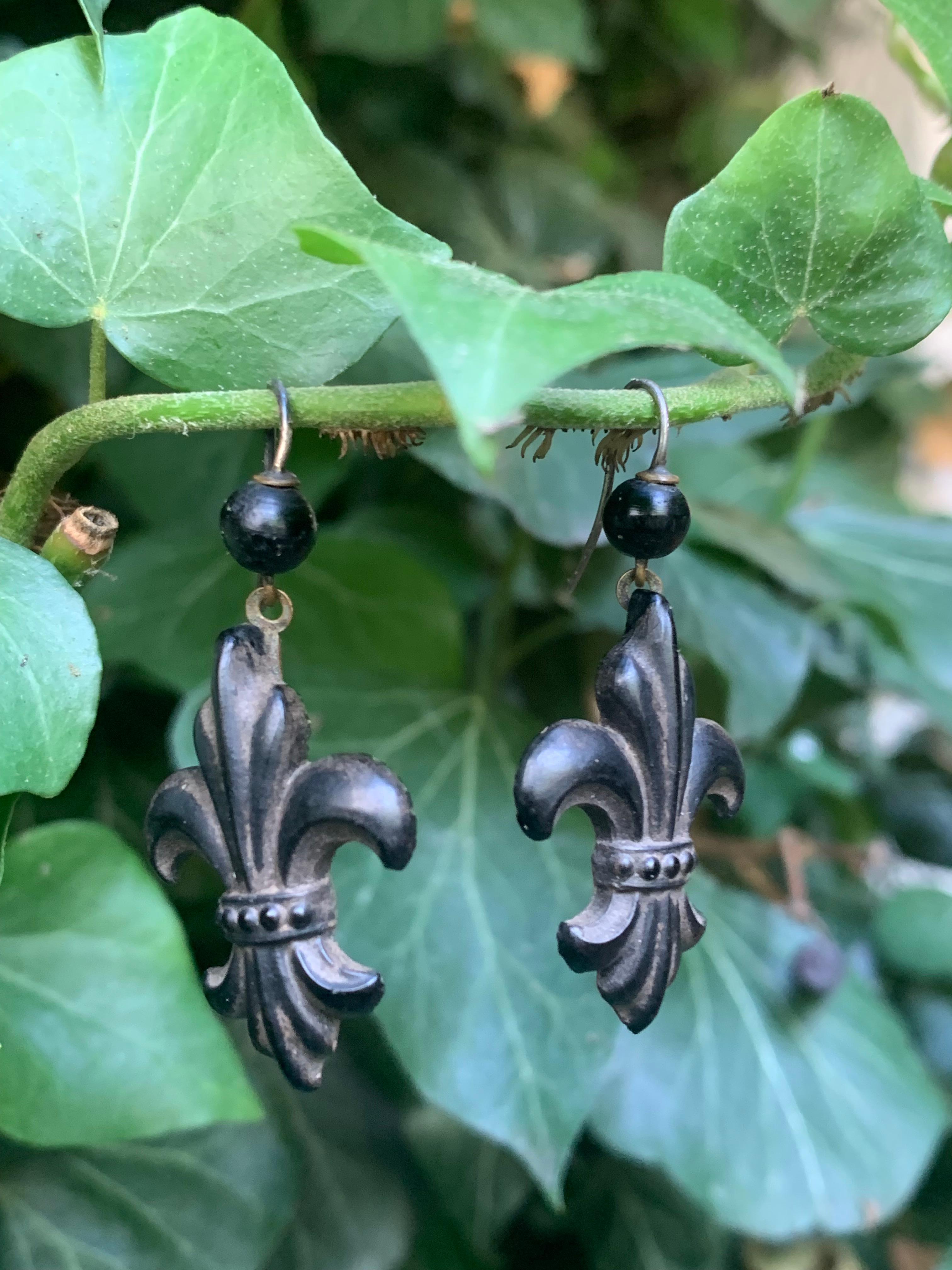 These unusual earrings in the shape of Fleur de Lys were made out of vulcanite, also known as gutta percha, in 1870 ca.  Vulcanite is a material derived from rubber and was much in use from 1865 onwards, shortly after Goodyear claimed his patent for