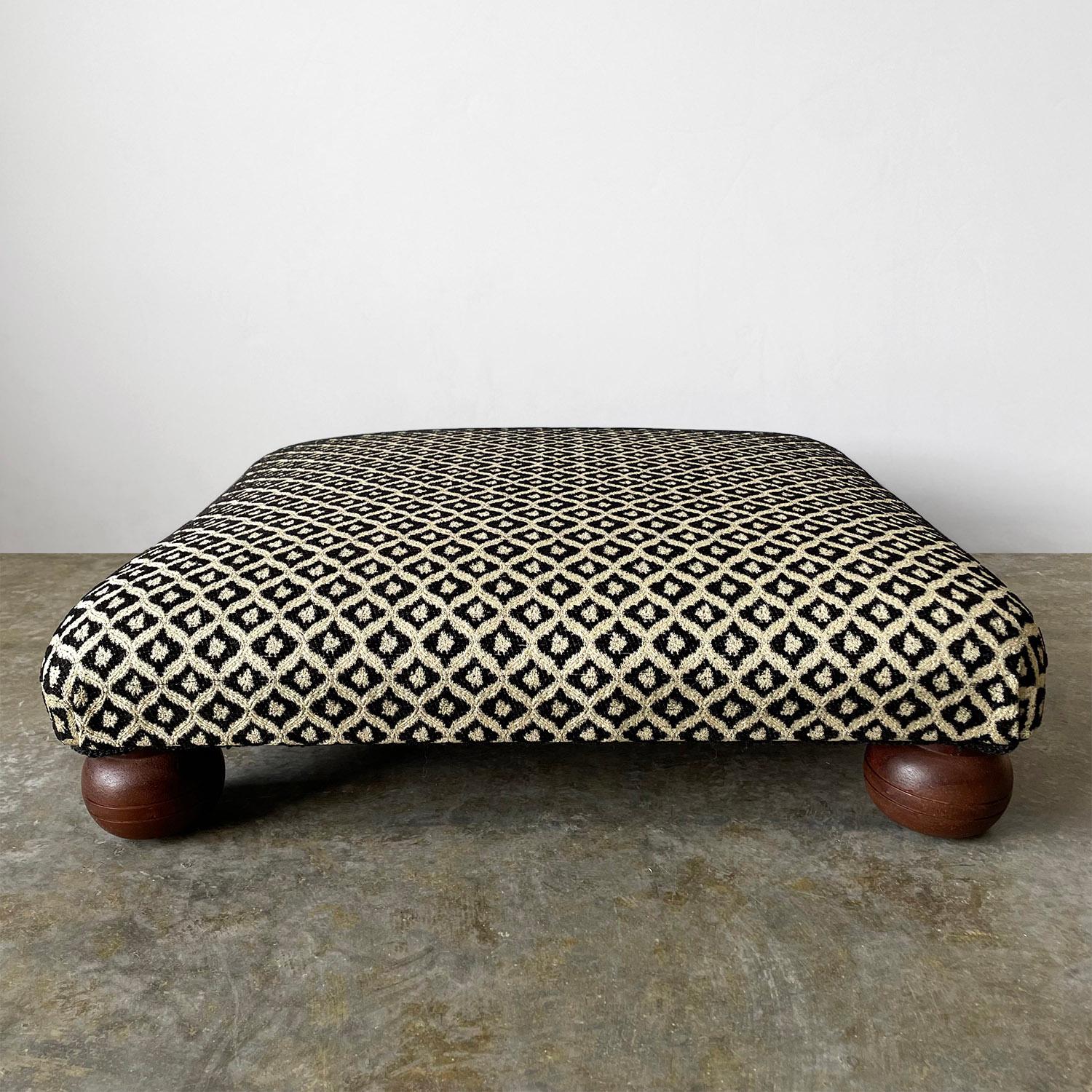 Pouf antico
Inizio del XX secolo
Rivestito di recente
Il tessuto italiano jacquard in seta e lana ha una mano deliziosa
Nuovi piedi a castello in legno massiccio.
Un complemento perfetto per il tuo tavolino o per la stanza dei bambini.