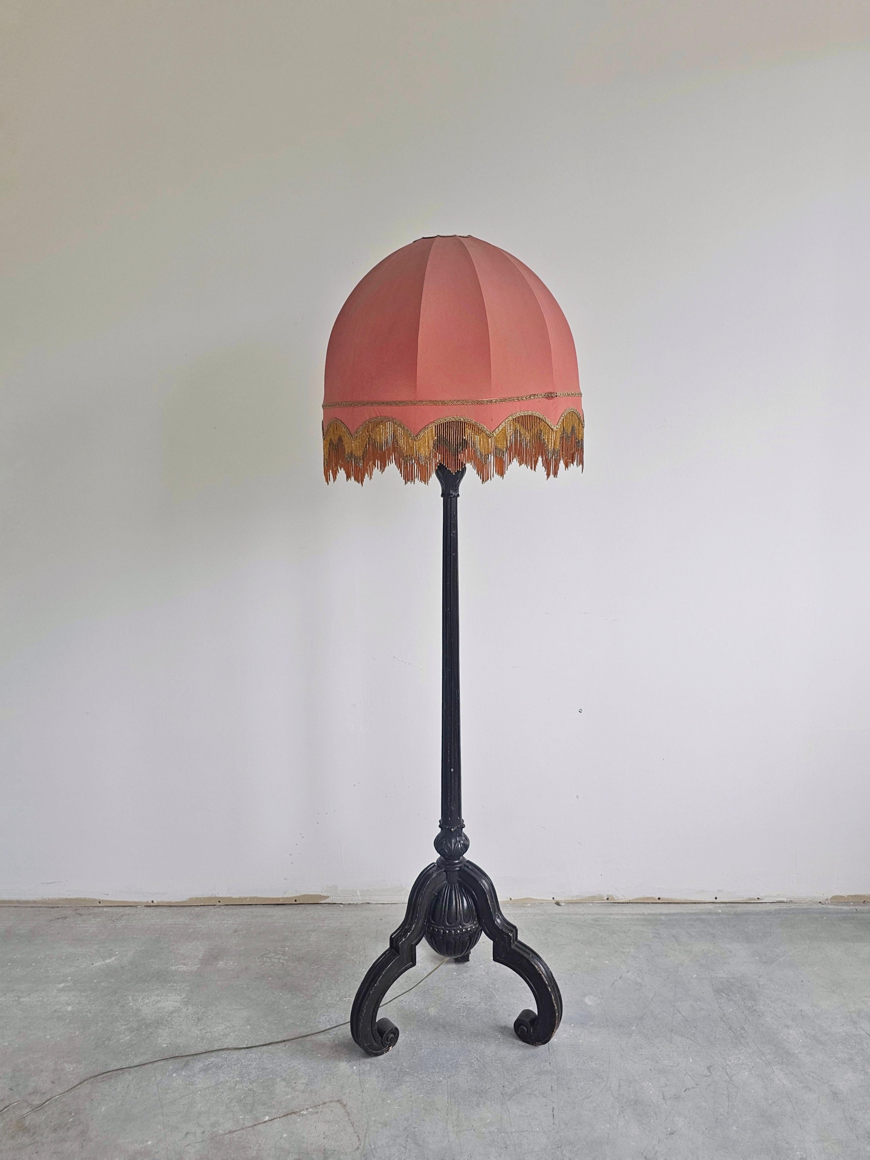 In this listing you will find a striking antique floor lamp done in hand carved oak, with a spectacular brick-orange shade with pearls. Made in Austria in late 19th century.

Good antique condition with some signs of time and use.

When purchased