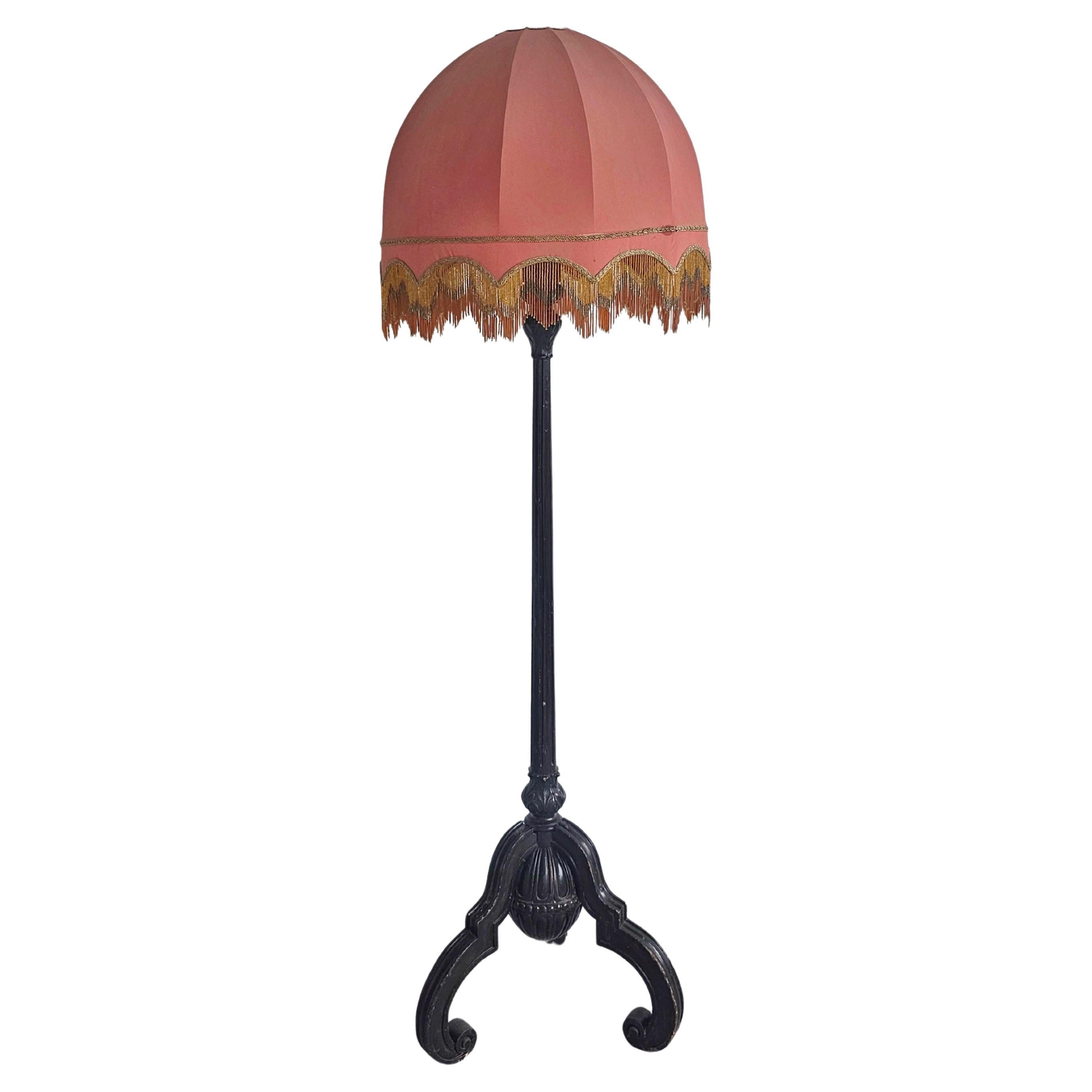 Lampadaire ancien en chêne sculpté, avec un bel abat-jour rouge rouille, Autriche 1890s