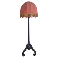 Lampadaire ancien en chêne sculpté, avec un bel abat-jour rouge rouille, Autriche 1890s
