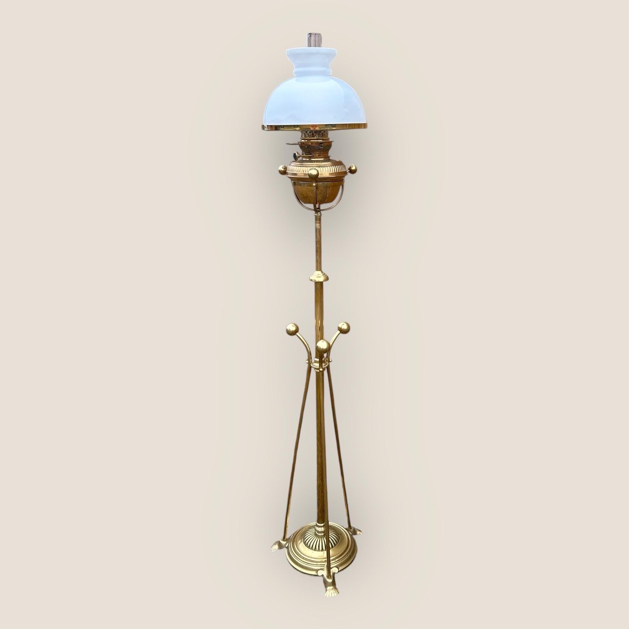 Eine stilvolle, große, verstellbare, antike Stehlampe aus Messing mit einem milchweißen Glasschirm. Mit einem Dreibein aus Messing, das die Hauptsäule trägt, mit Messingkugeln an jedem Ende und 3 Füßen an der Basis.

Abmessungen
Niedrige Höhe -