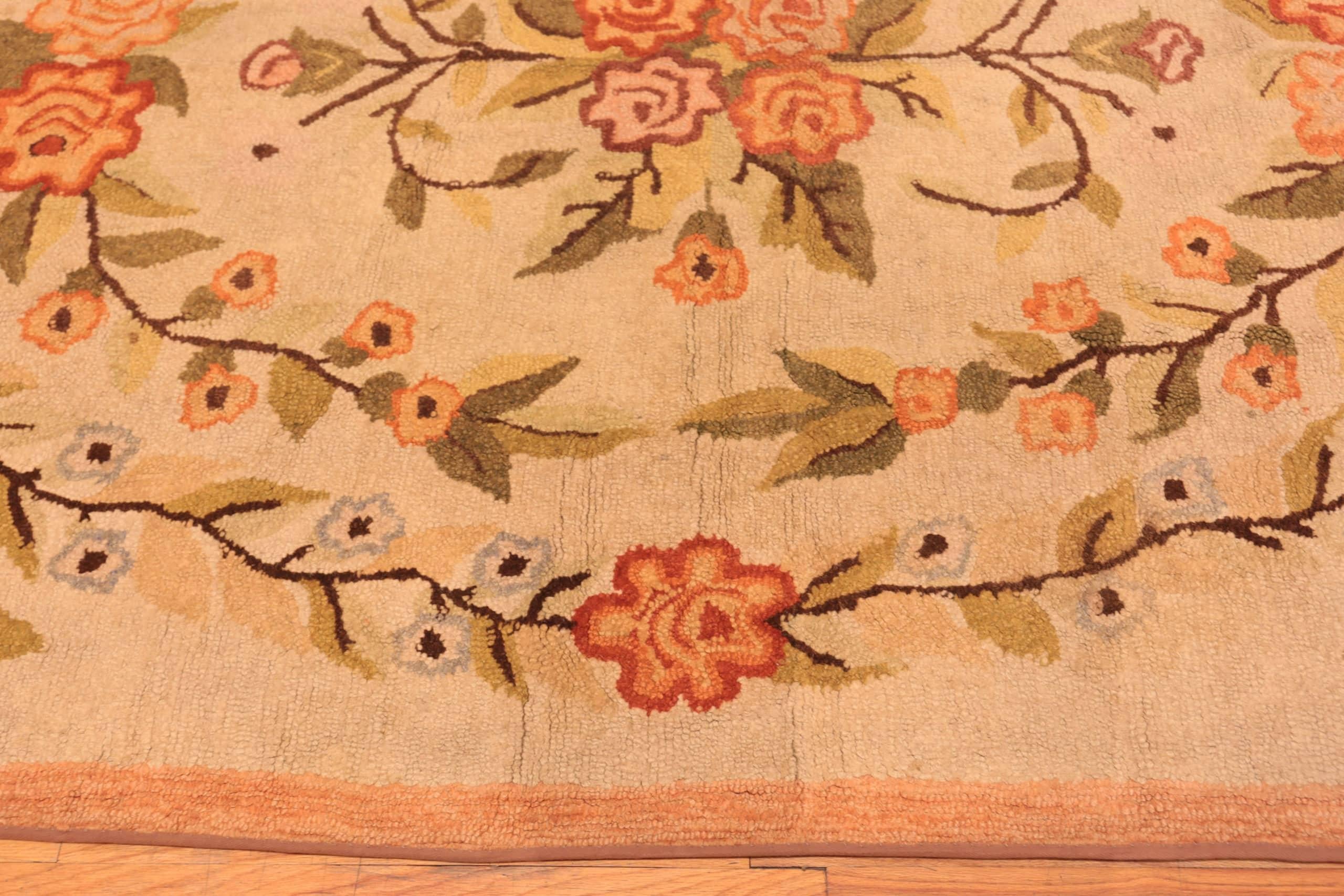 American Classical Antique Floral American Hooked Rug. Size: 5 ft 11 in x 8 ft 11 in For Sale