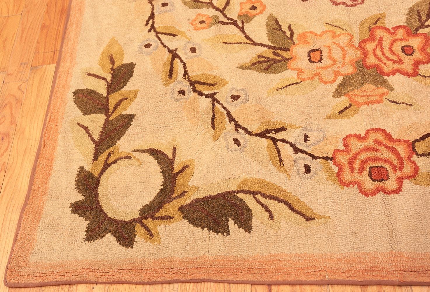 Antique Floral American Hooked Rug. Size: 5 ft 11 in x 8 ft 11 in In Excellent Condition For Sale In New York, NY