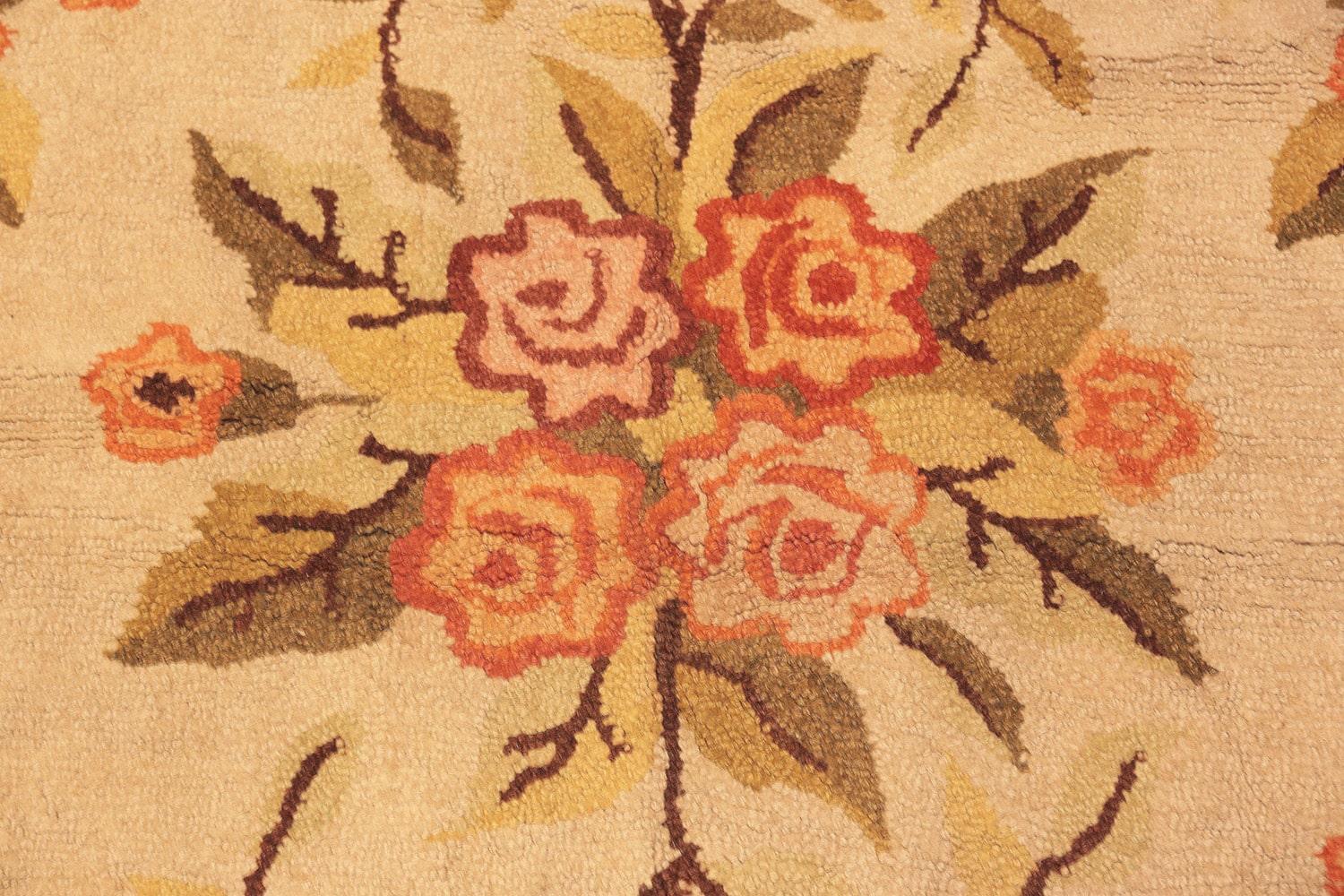 20th Century Antique Floral American Hooked Rug. Size: 5 ft 11 in x 8 ft 11 in For Sale