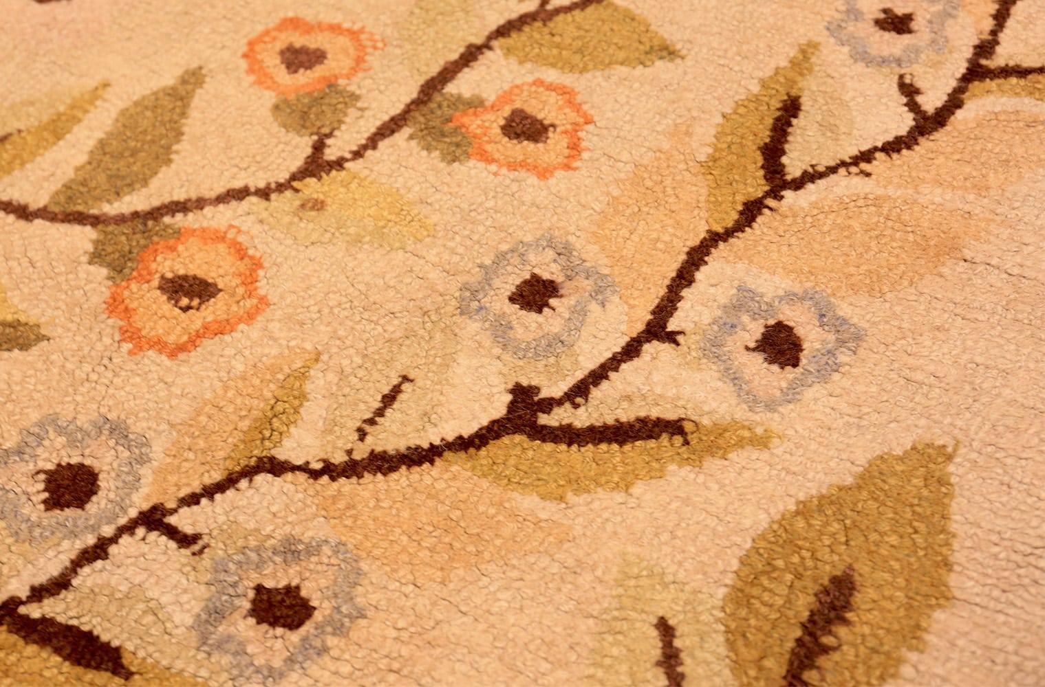 Wool Antique Floral American Hooked Rug. Size: 5 ft 11 in x 8 ft 11 in For Sale