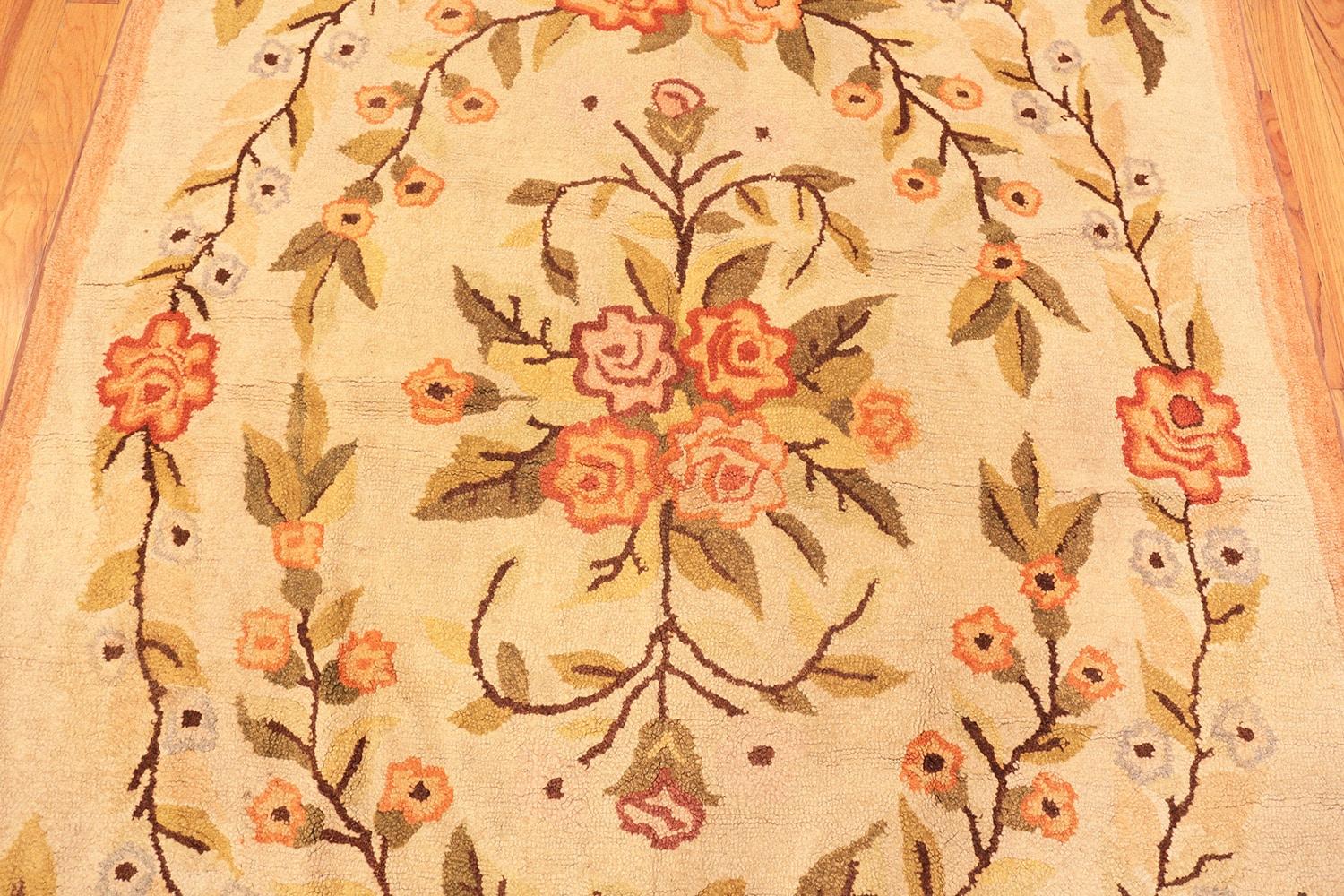 Antique Floral American Hooked Rug. Size: 5 ft 11 in x 8 ft 11 in For Sale 1