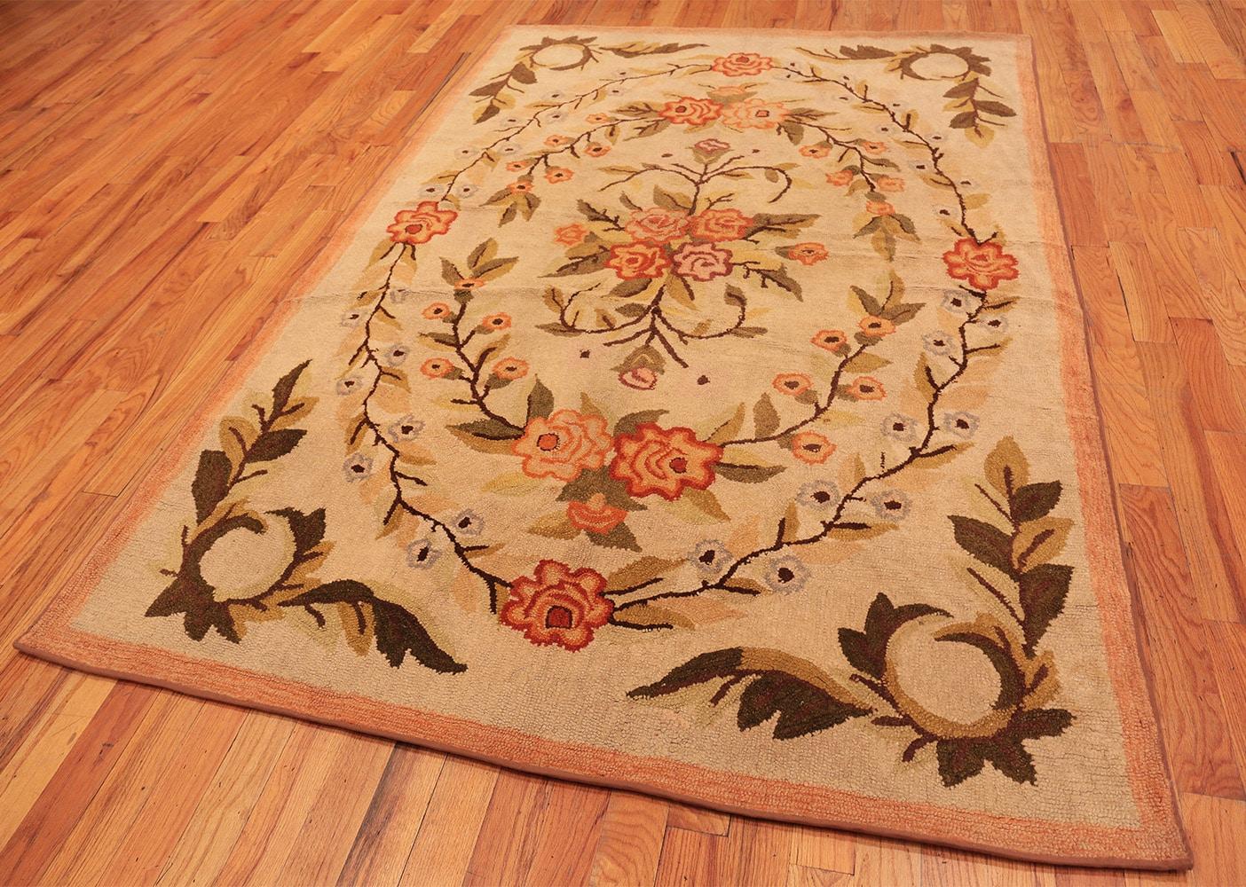 Antique Floral American Hooked Rug. Size: 5 ft 11 in x 8 ft 11 in For Sale 2