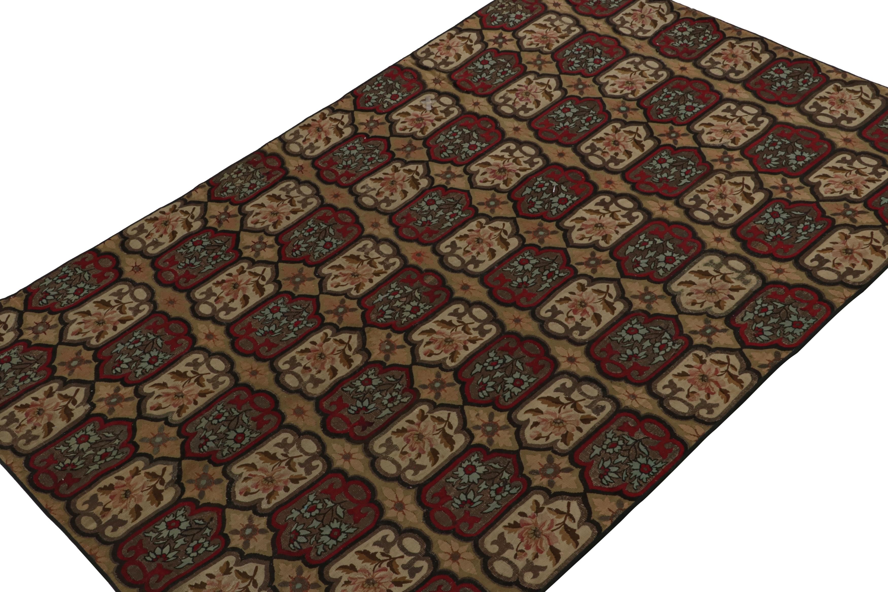 Antiker floraler Aubusson-Flachgewebe-Teppich mit roten und goldenen Akzenten, von Rug & Kilim (Kelim) im Angebot