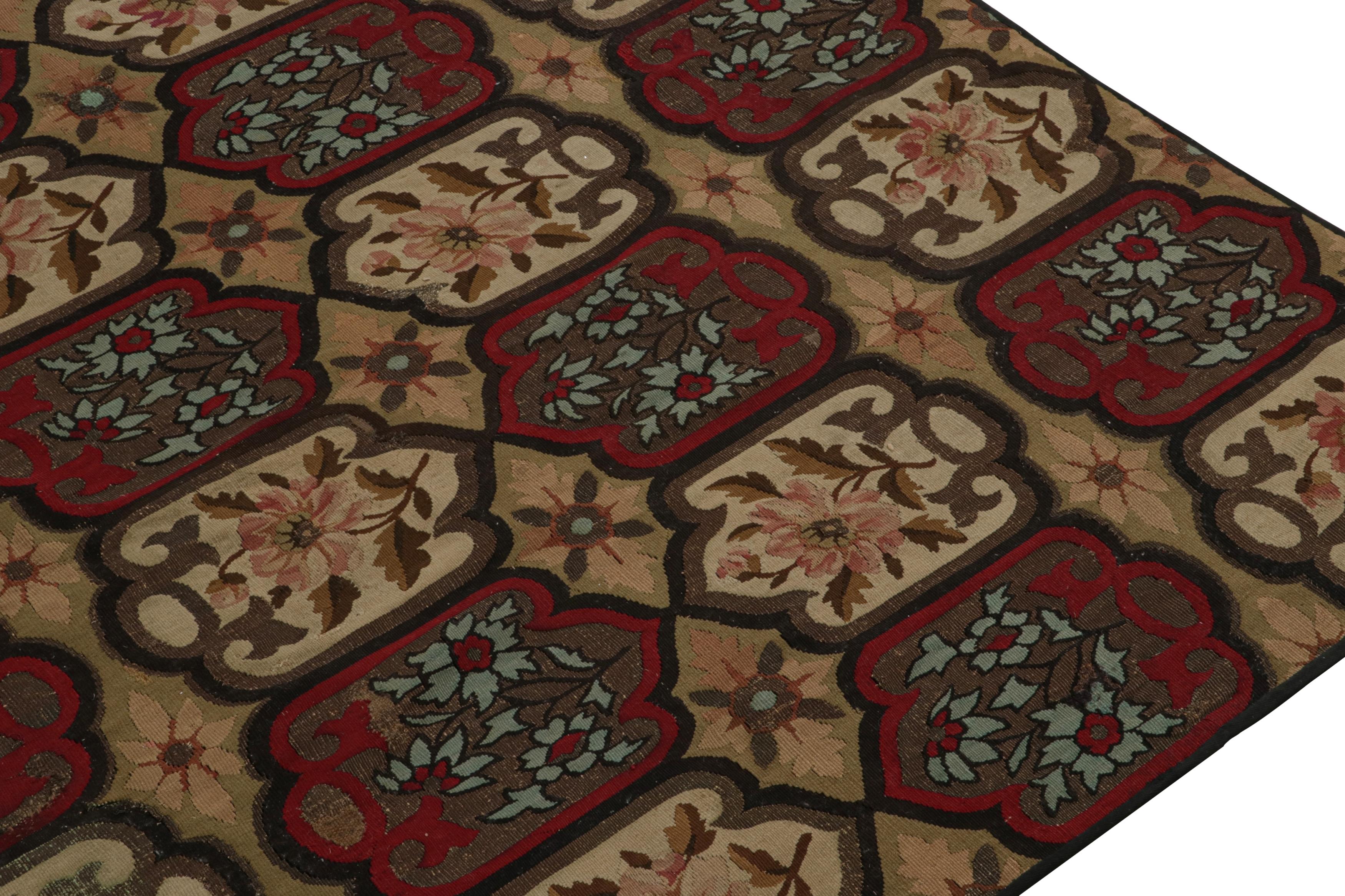 Antiker floraler Aubusson-Flachgewebe-Teppich mit roten und goldenen Akzenten, von Rug & Kilim (Französisch) im Angebot