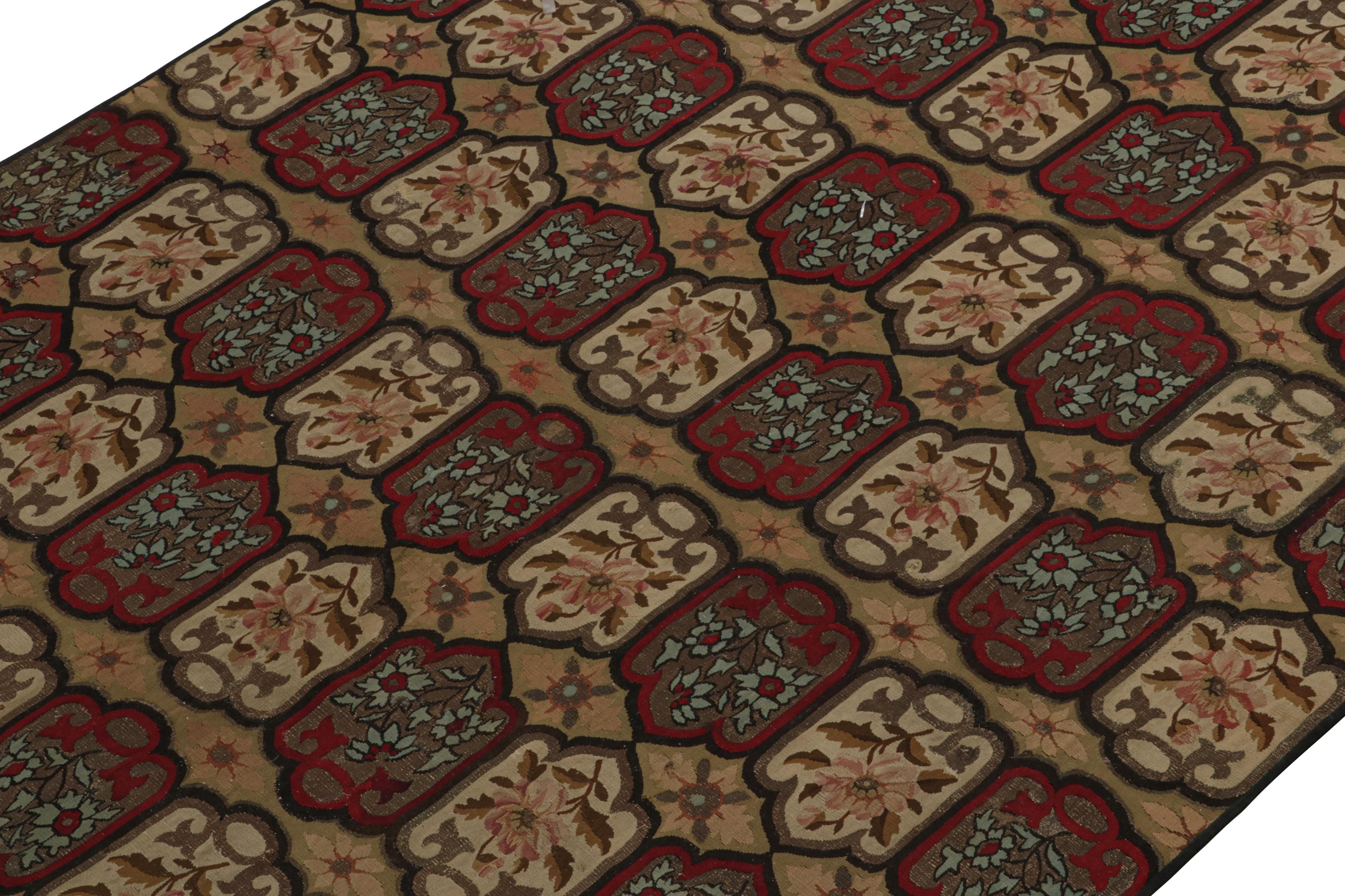 Antiker floraler Aubusson-Flachgewebe-Teppich mit roten und goldenen Akzenten, von Rug & Kilim (Handgewebt) im Angebot