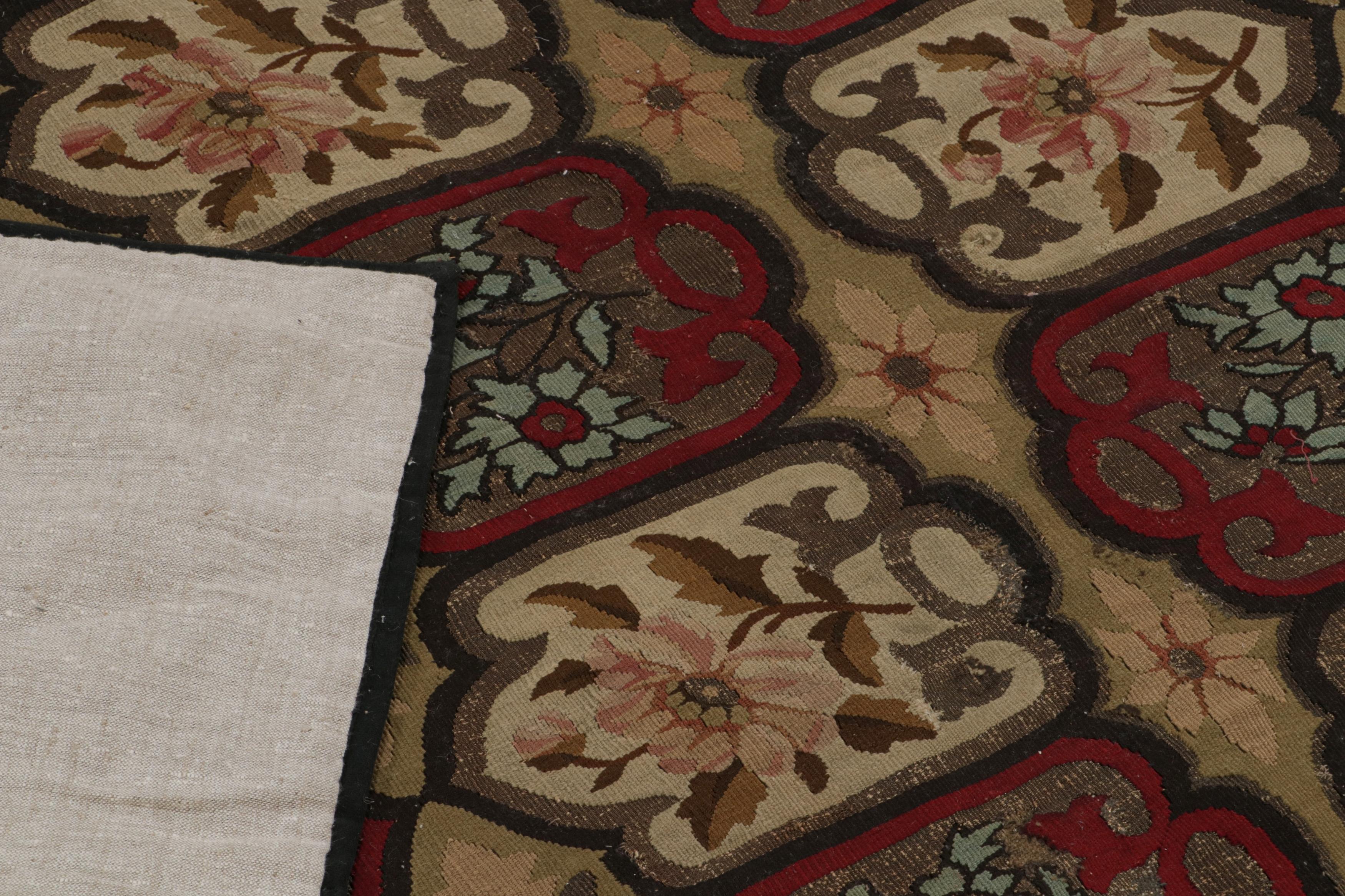 Antiker floraler Aubusson-Flachgewebe-Teppich mit roten und goldenen Akzenten, von Rug & Kilim im Zustand „Hervorragend“ im Angebot in Long Island City, NY