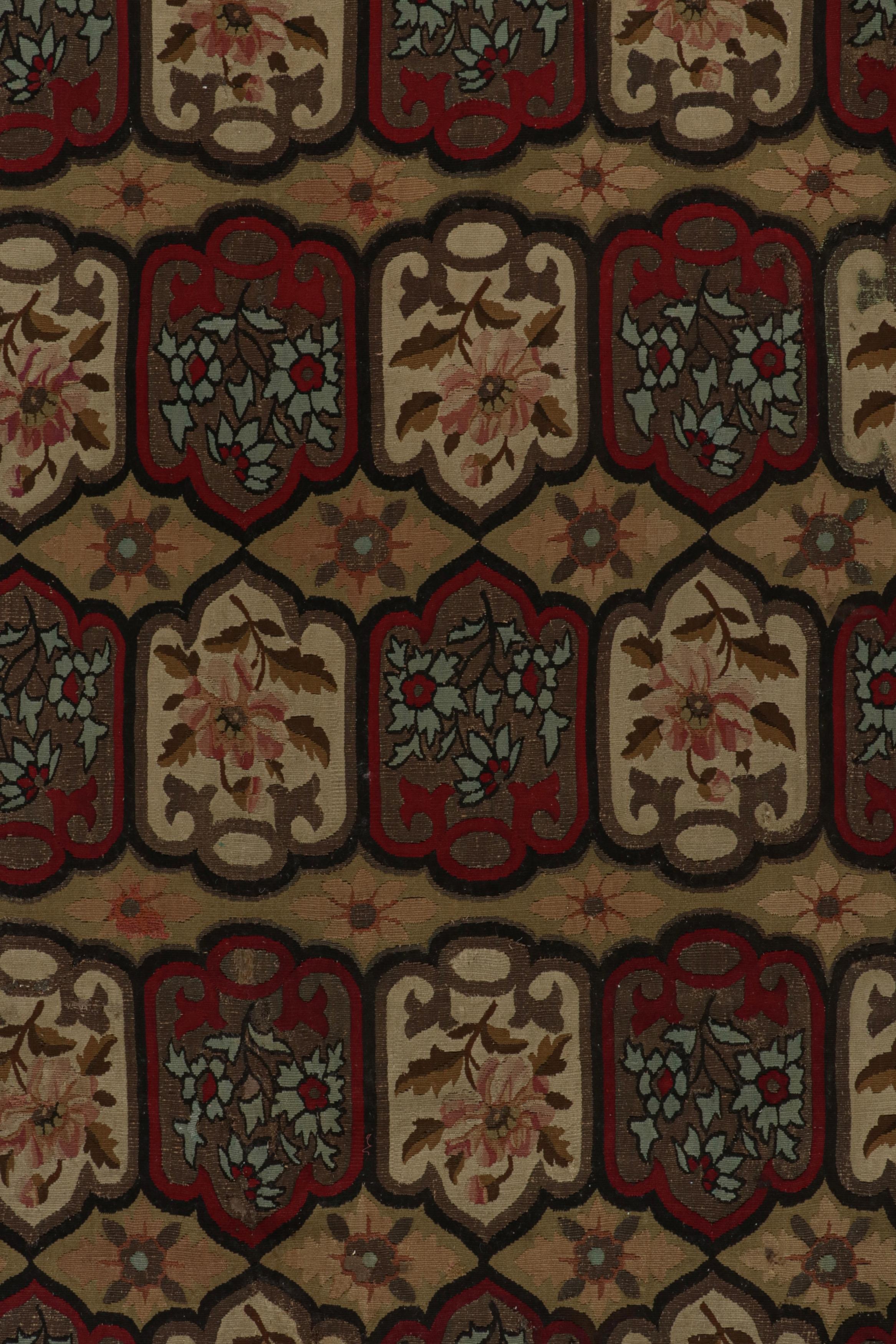 Antiker floraler Aubusson-Flachgewebe-Teppich mit roten und goldenen Akzenten, von Rug & Kilim (Spätes 19. Jahrhundert) im Angebot