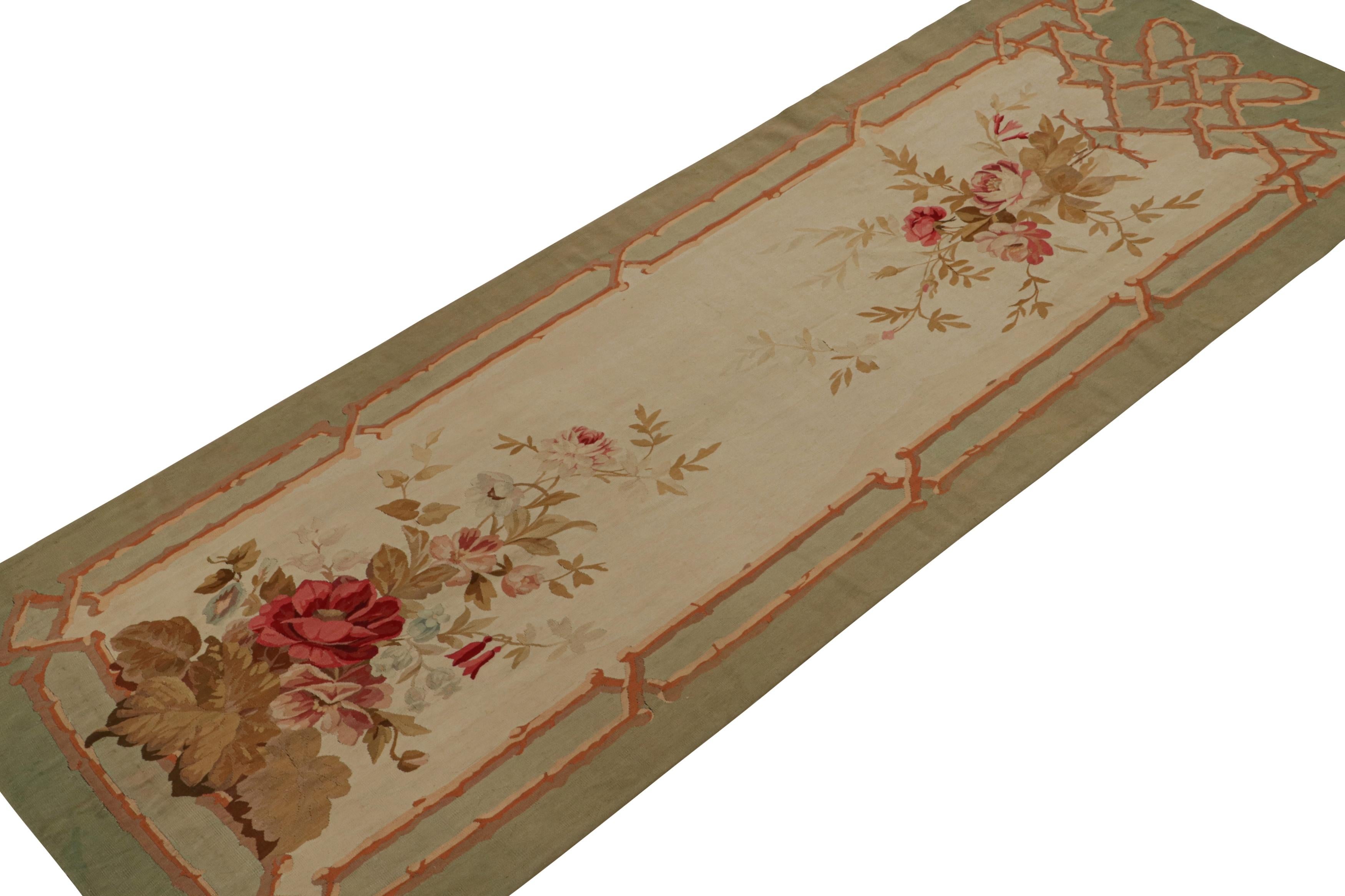 Ce tapis de tapisserie d'Aubusson 4x11 fait partie d'un ensemble rare de deux tapis plats jumelés provenant de la France du début du siècle. Tous deux tissés à la main en laine vers 1890-1900, ils présentent des bordures vertes et brunes autour d'un