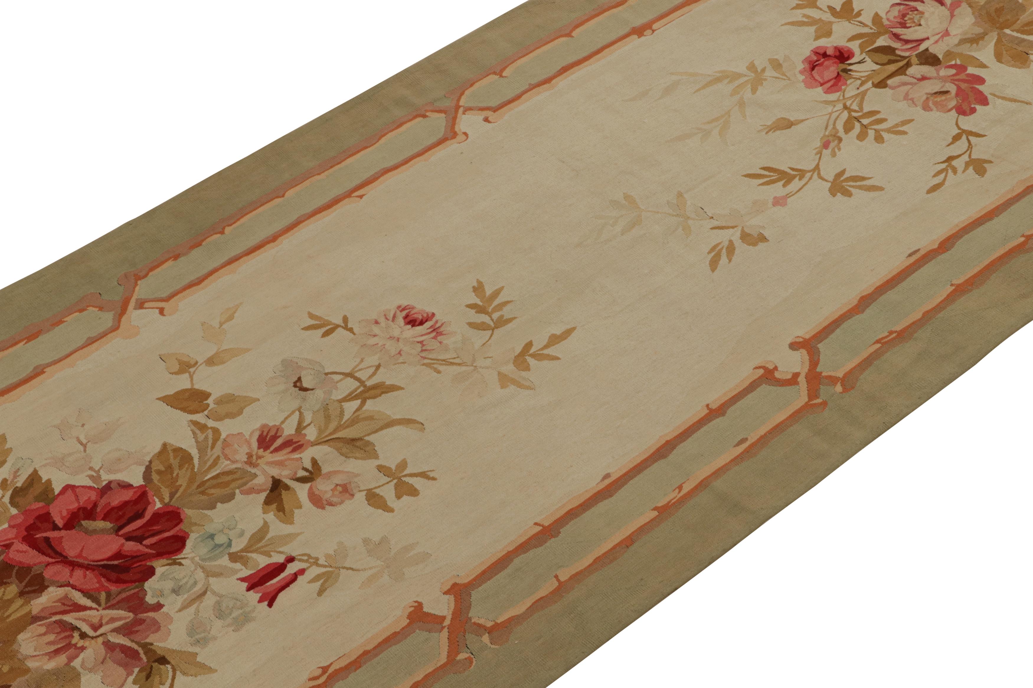 Tissé à la main Tapis de couloir en tapisserie d'Aubusson à motifs floraux anciens en crème et vert, de Rug & Kilim en vente