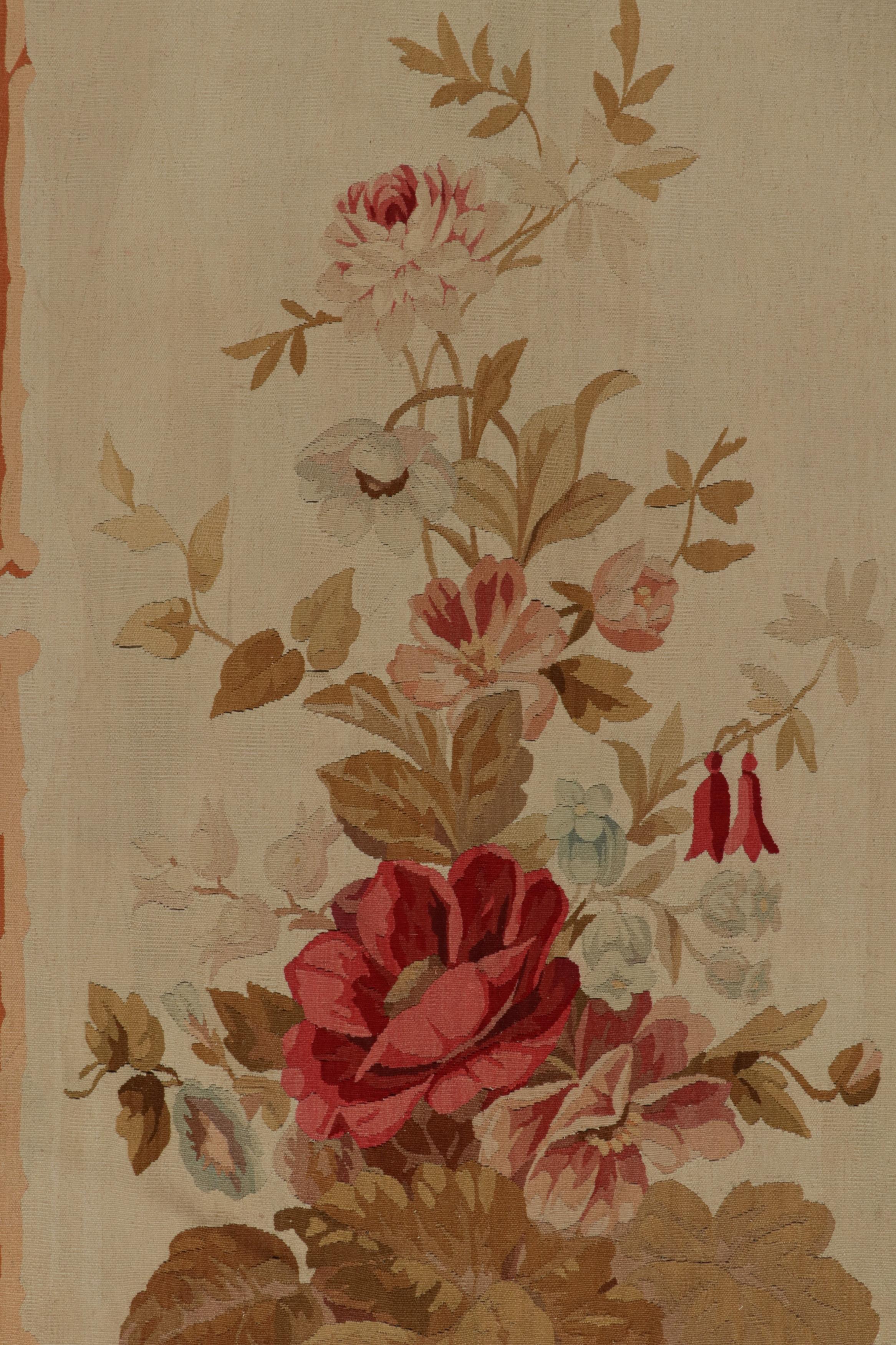 Fin du XIXe siècle Tapis de couloir en tapisserie d'Aubusson à motifs floraux anciens en crème et vert, de Rug & Kilim en vente