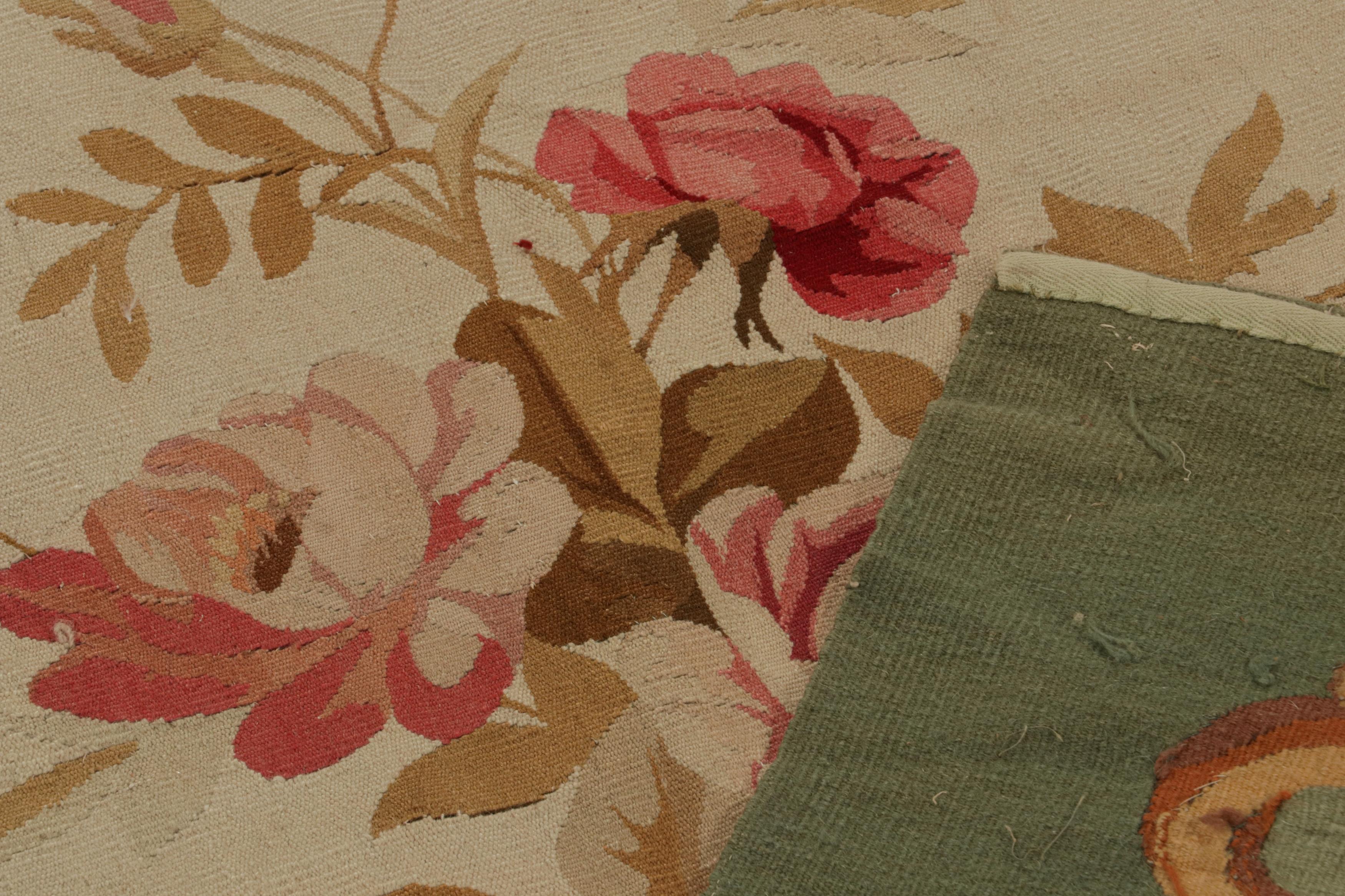 Laine Tapis de couloir en tapisserie d'Aubusson à motifs floraux anciens en crème et vert, de Rug & Kilim en vente