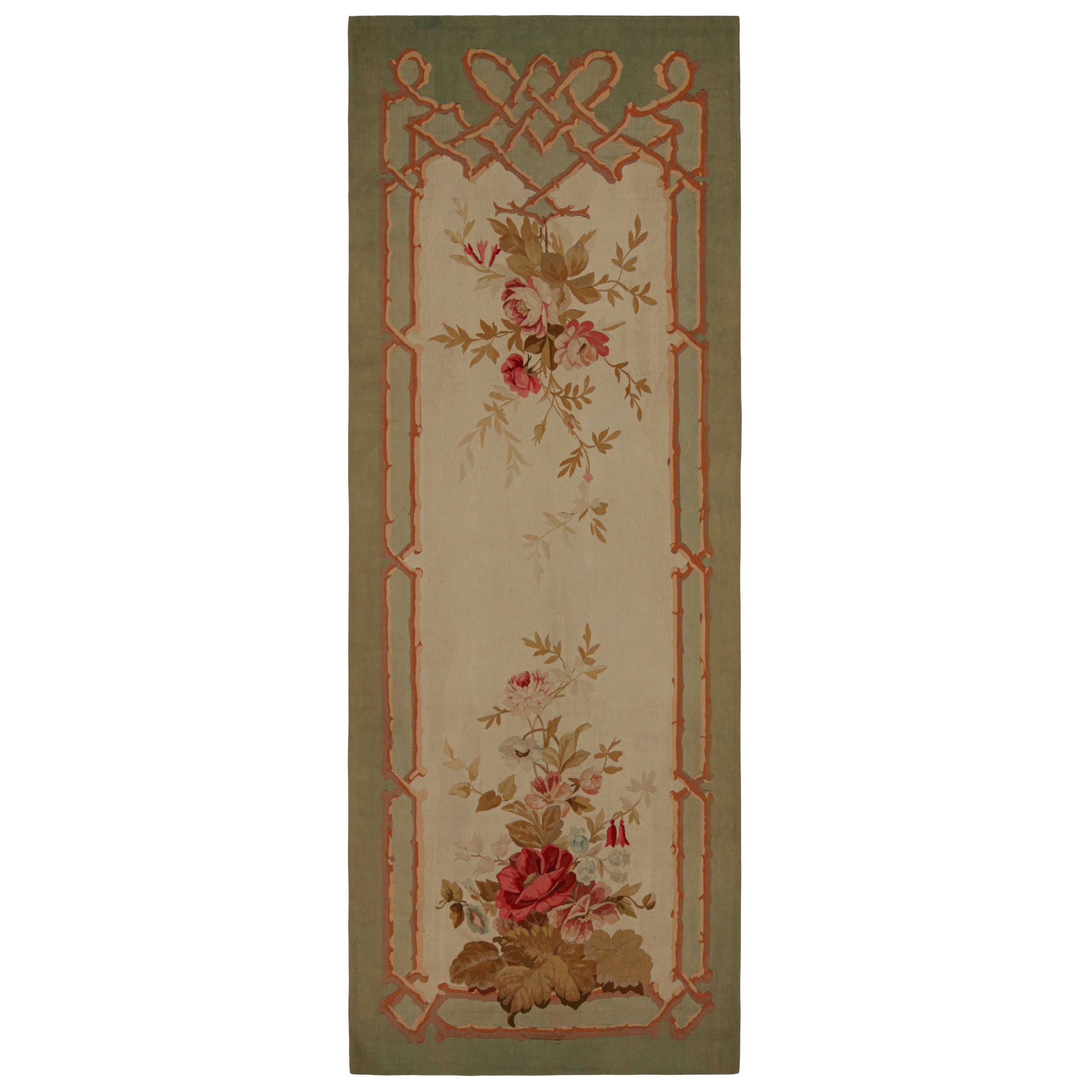 Tappeto Runner con arazzo floreale antico di Aubusson in color crema e verde, da Rug & Kilim in vendita