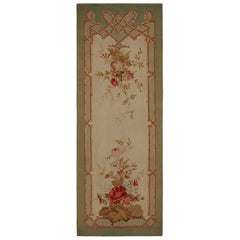 Tappeto Runner con arazzo floreale antico di Aubusson in color crema e verde, da Rug & Kilim