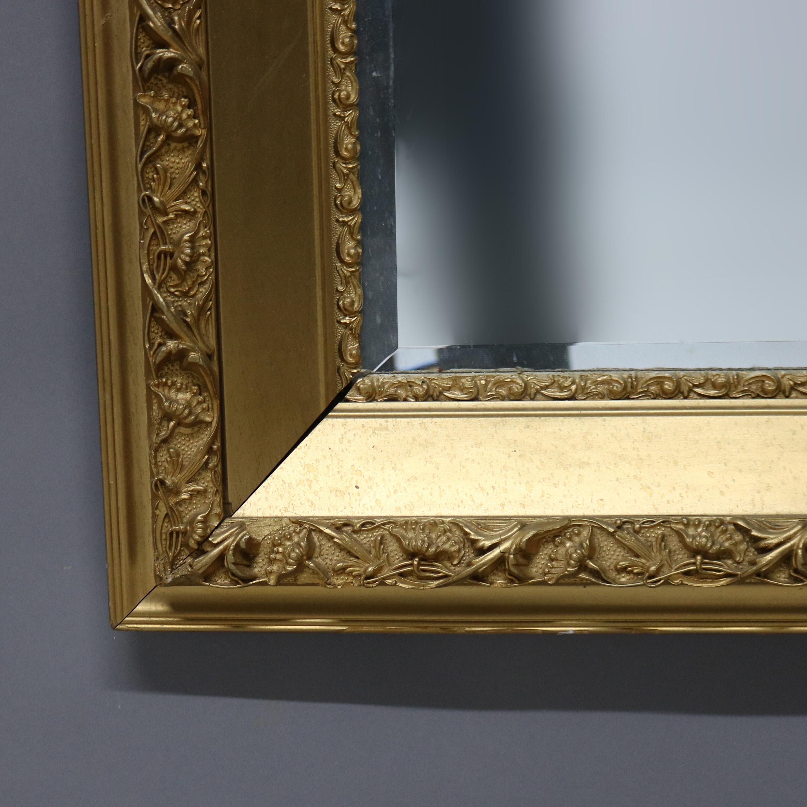 Miroir ancien encadré en bois doré sculpté de motifs floraux C1930 Bon état - En vente à Big Flats, NY