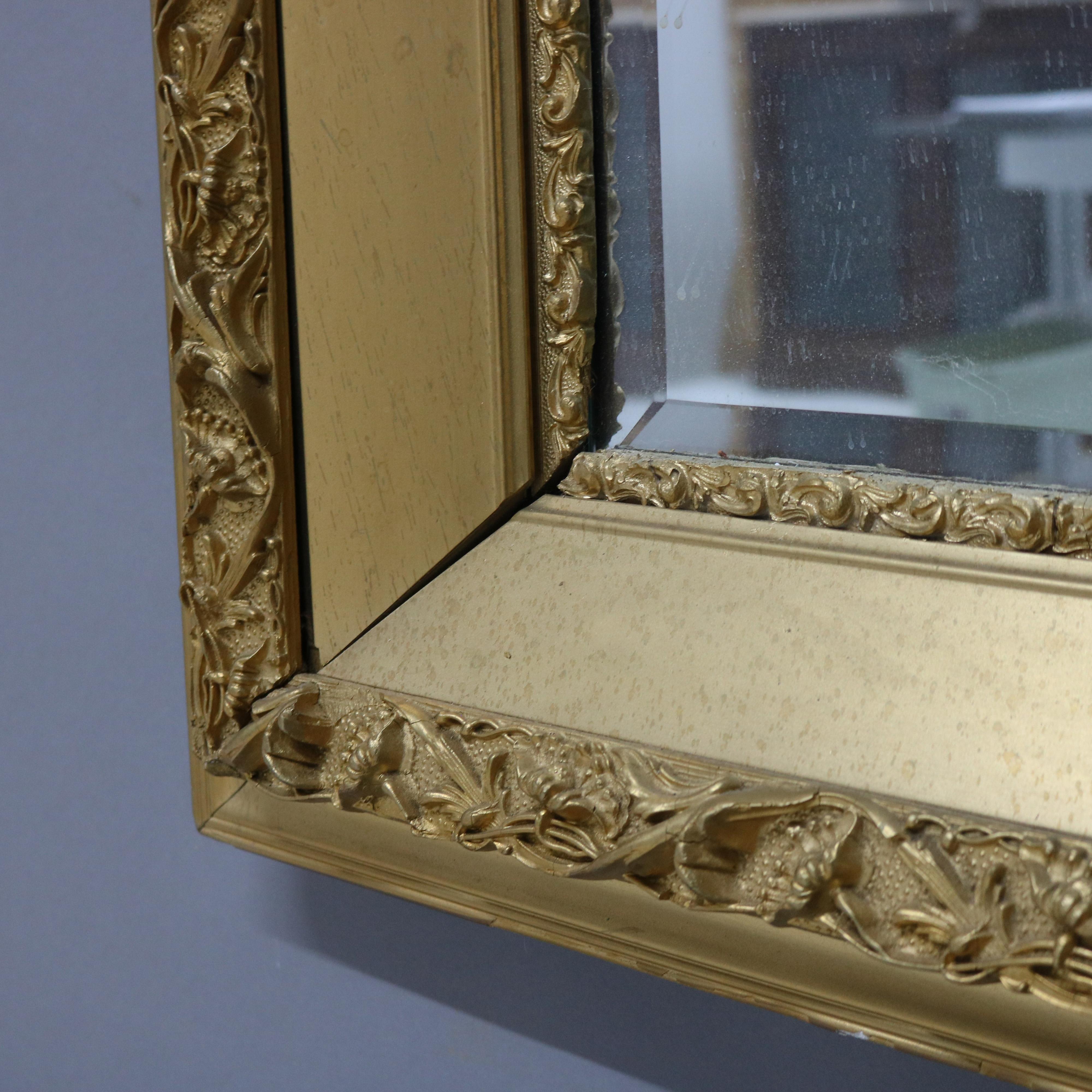 Miroir ancien encadré en bois doré sculpté de motifs floraux C1930 en vente 1