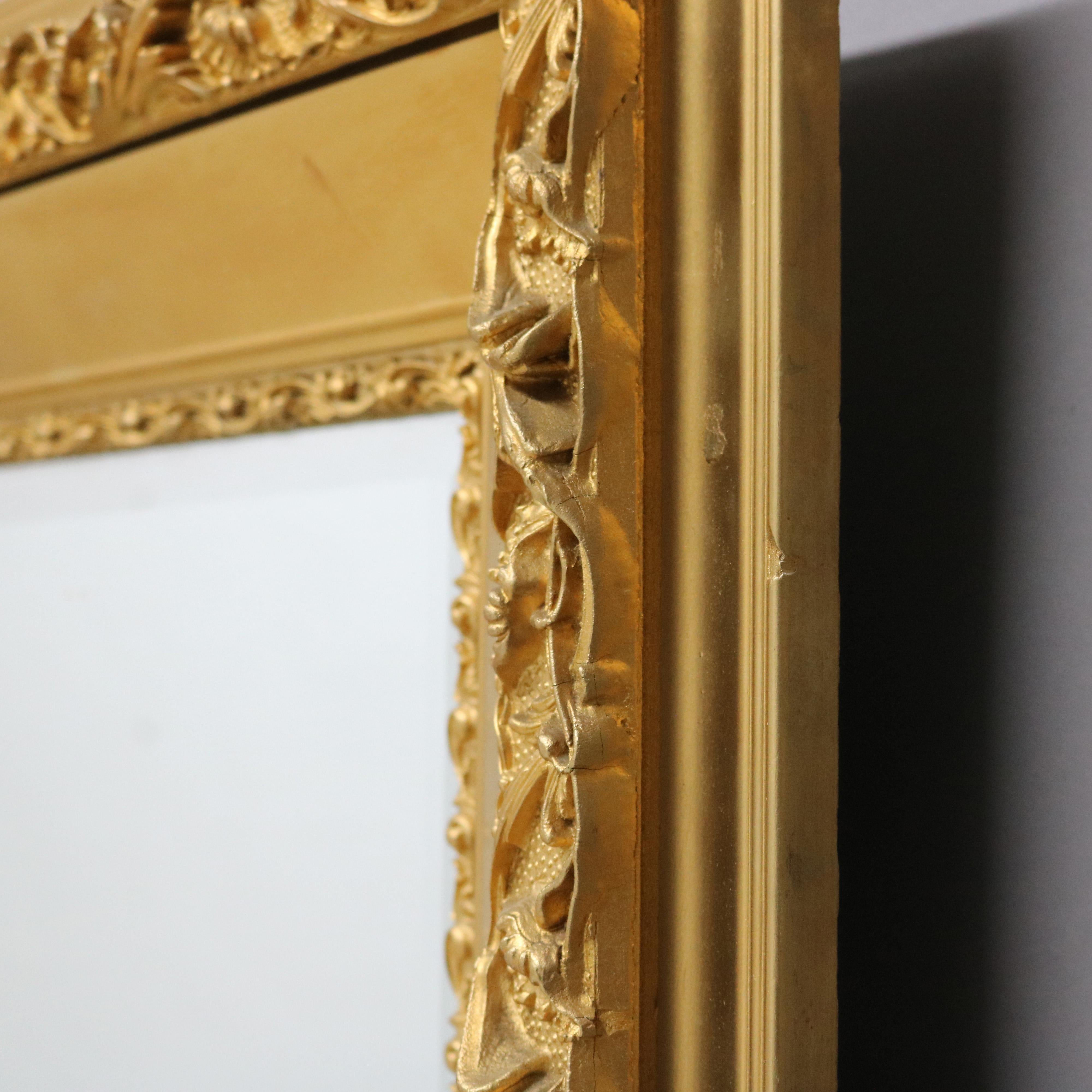 Miroir ancien encadré en bois doré sculpté de motifs floraux C1930 en vente 2