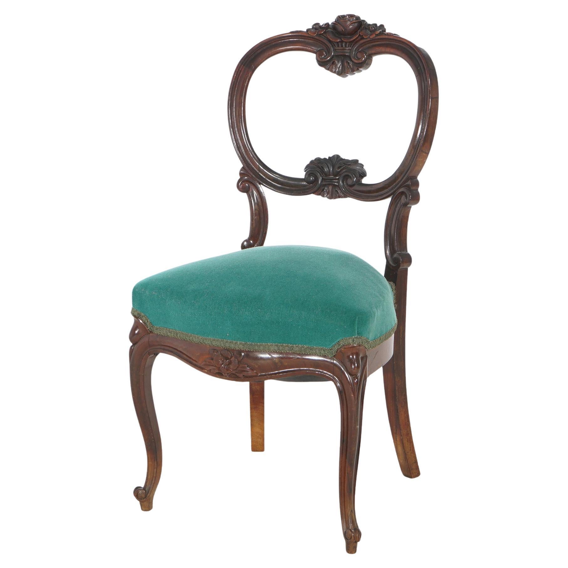 Ancienne chaise de boudoir à dossier ballon en noyer sculpté et fleuri 19ème siècle
