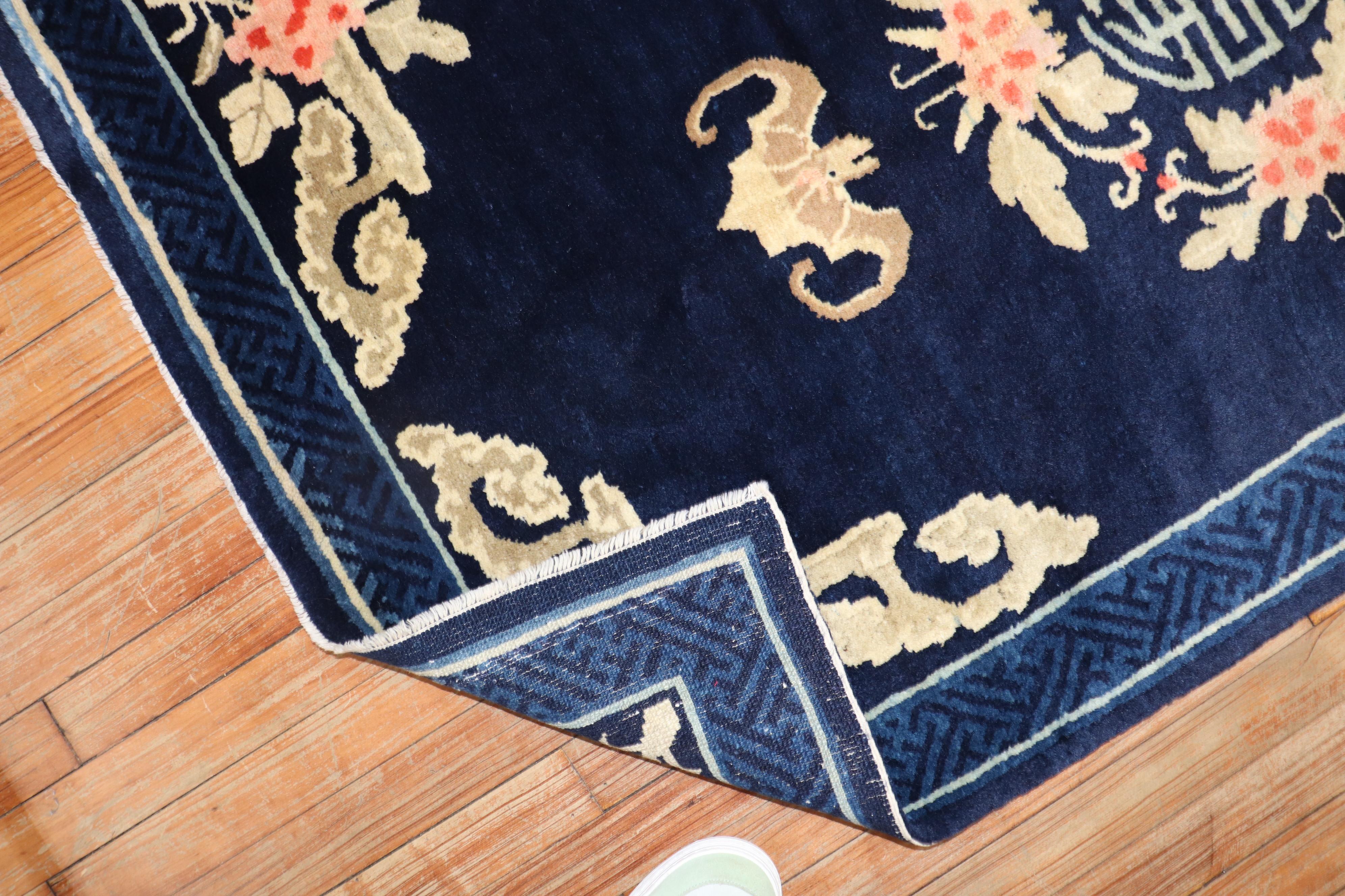 Antiker geblümter chinesischer Pekinger Teppich im Zustand „Gut“ im Angebot in New York, NY
