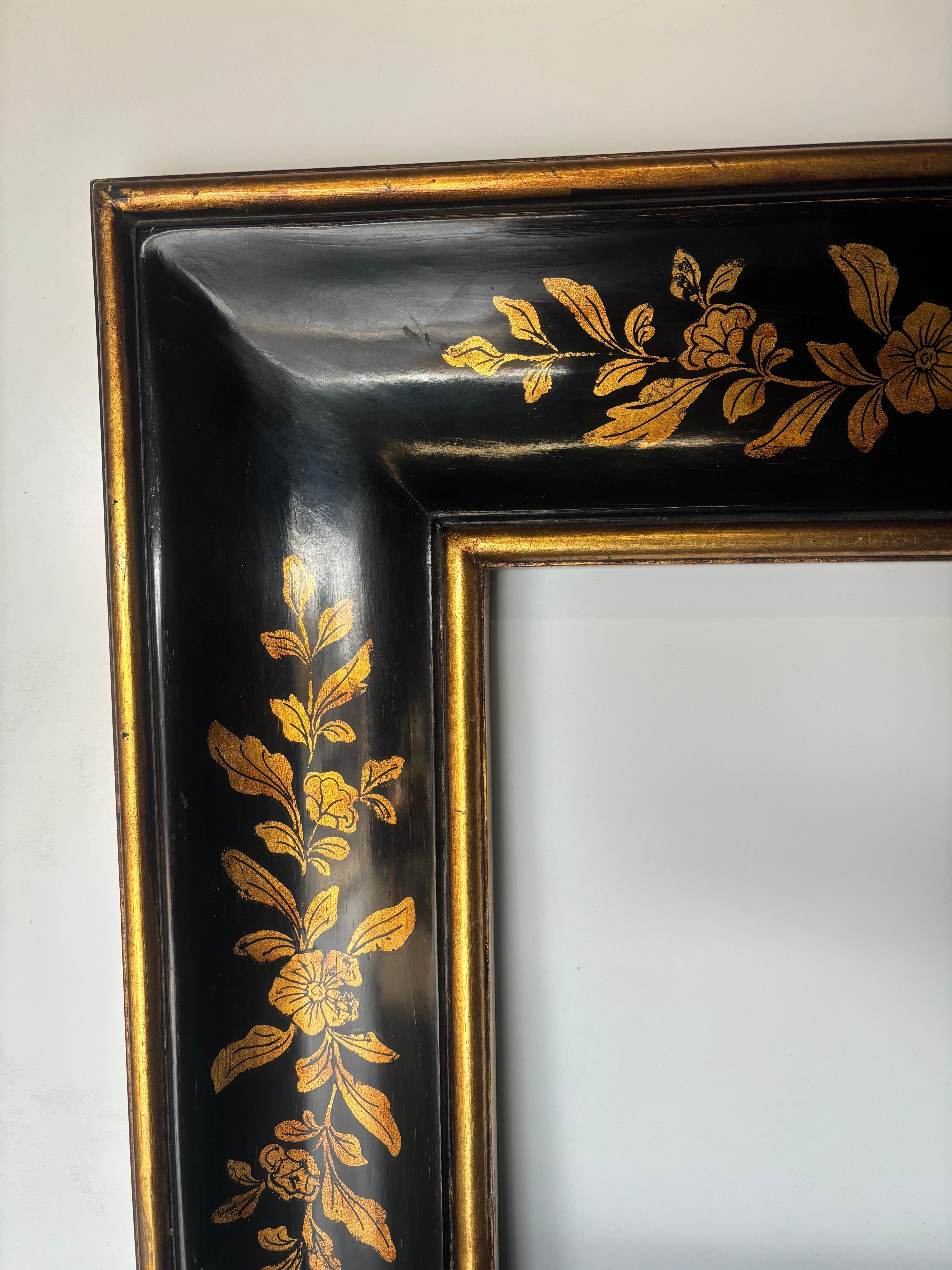 Esta hermosa pieza tiene arte chinoiserie a lo largo del marco. 
Marco negro antiguo y dorado. 