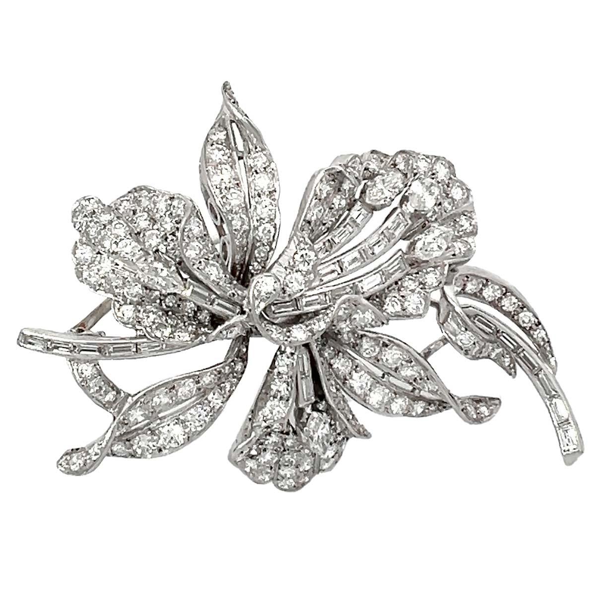 Antiguo Broche Floral de Diamantes, en platino, adornado con diamantes redondos brillantes, marquesa y baguette. Este broche, que mide 2,5 pulgadas de largo y 1,75 pulgadas de ancho, es una combinación de formas de diamante meticulosamente