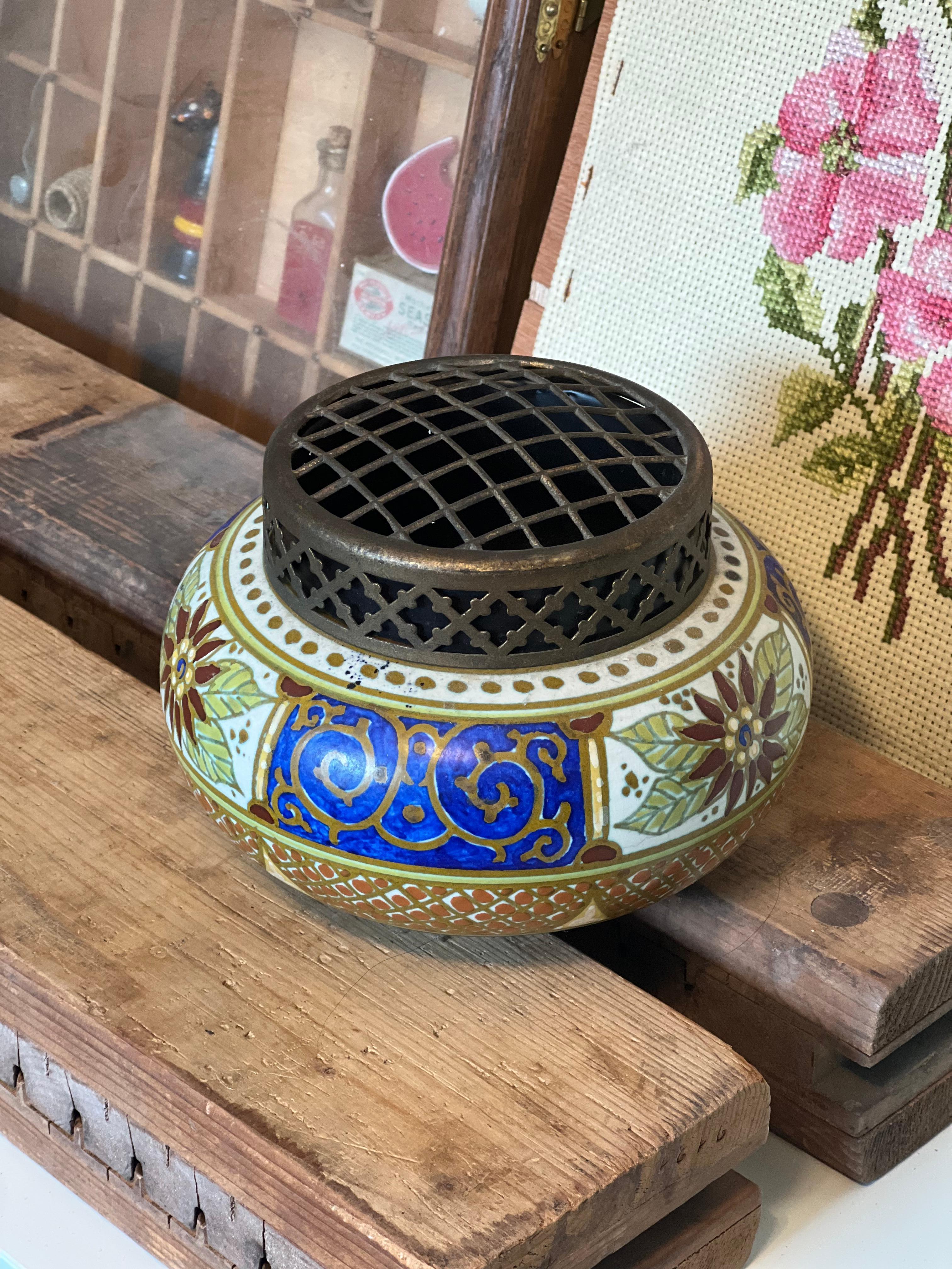Antico vaso olandese con bella patina. Firmato in basso come da foto. C'è anche una crepa come da foto. Acquistati ad Amsterdam 

Dimensioni. 7 L; 7 P; 4 1/2 H.