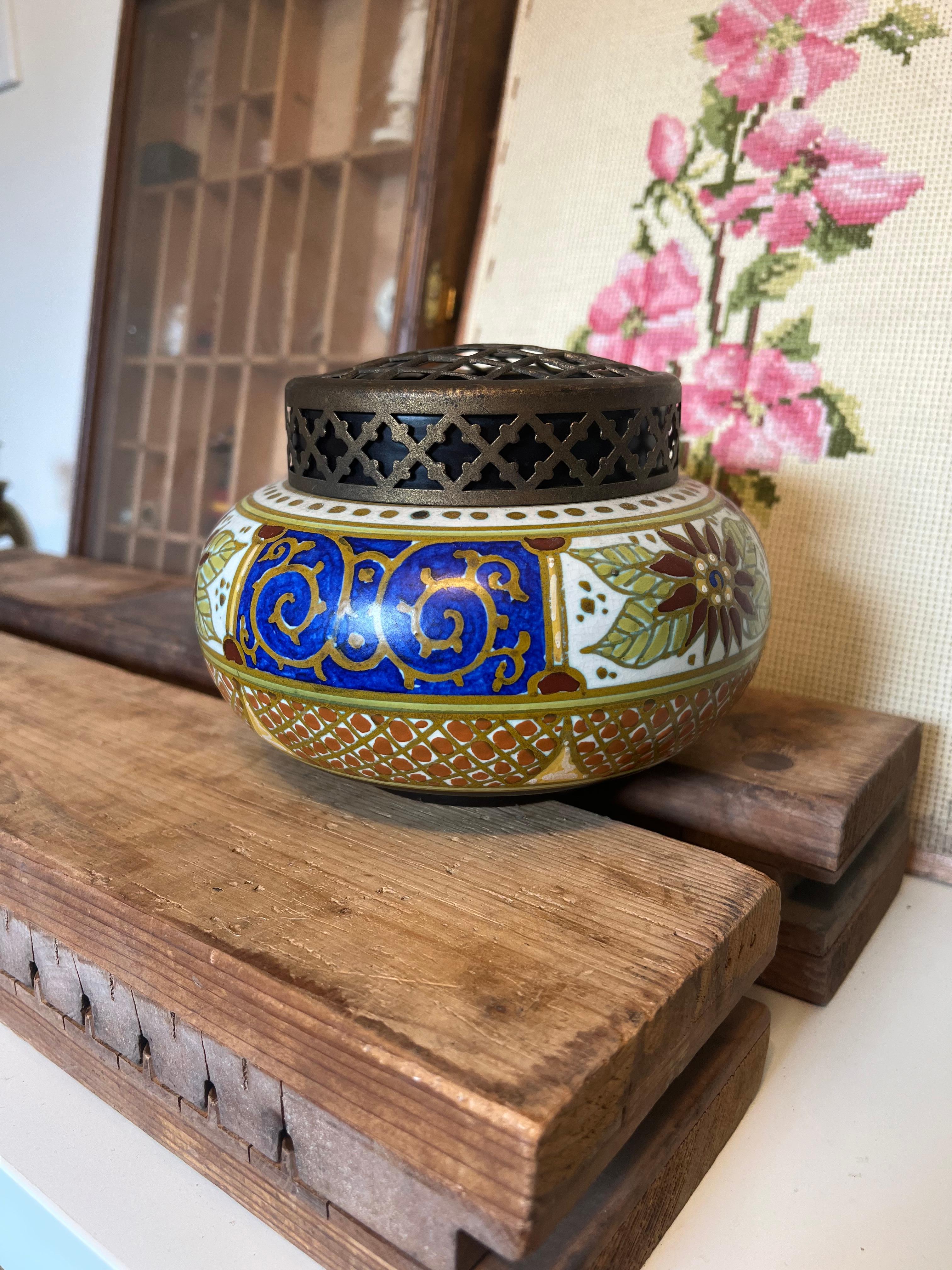 Mid-Century moderno Antico vaso floreale olandese in ceramica con coperchio staccabile datato 1846 in vendita