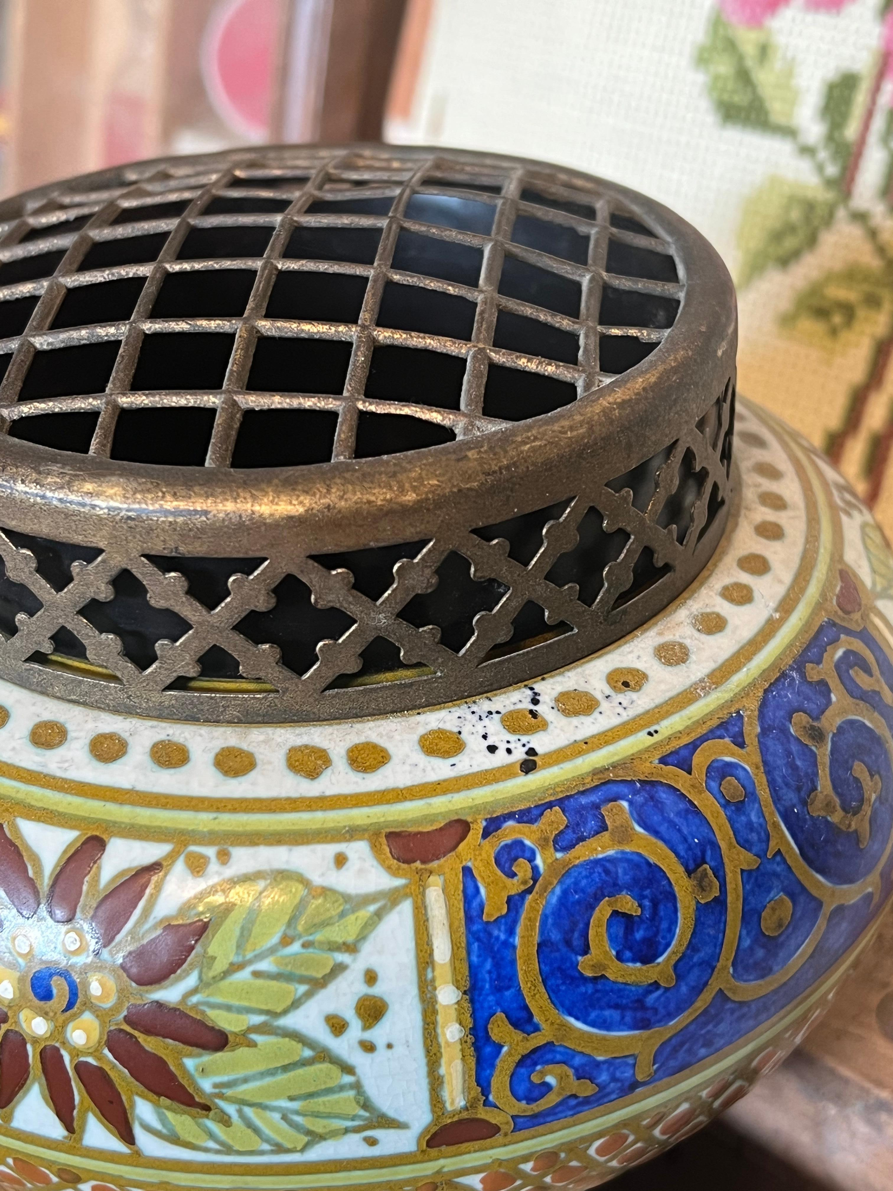 Antico vaso floreale olandese in ceramica con coperchio staccabile datato 1846 In condizioni buone in vendita a Seattle, WA