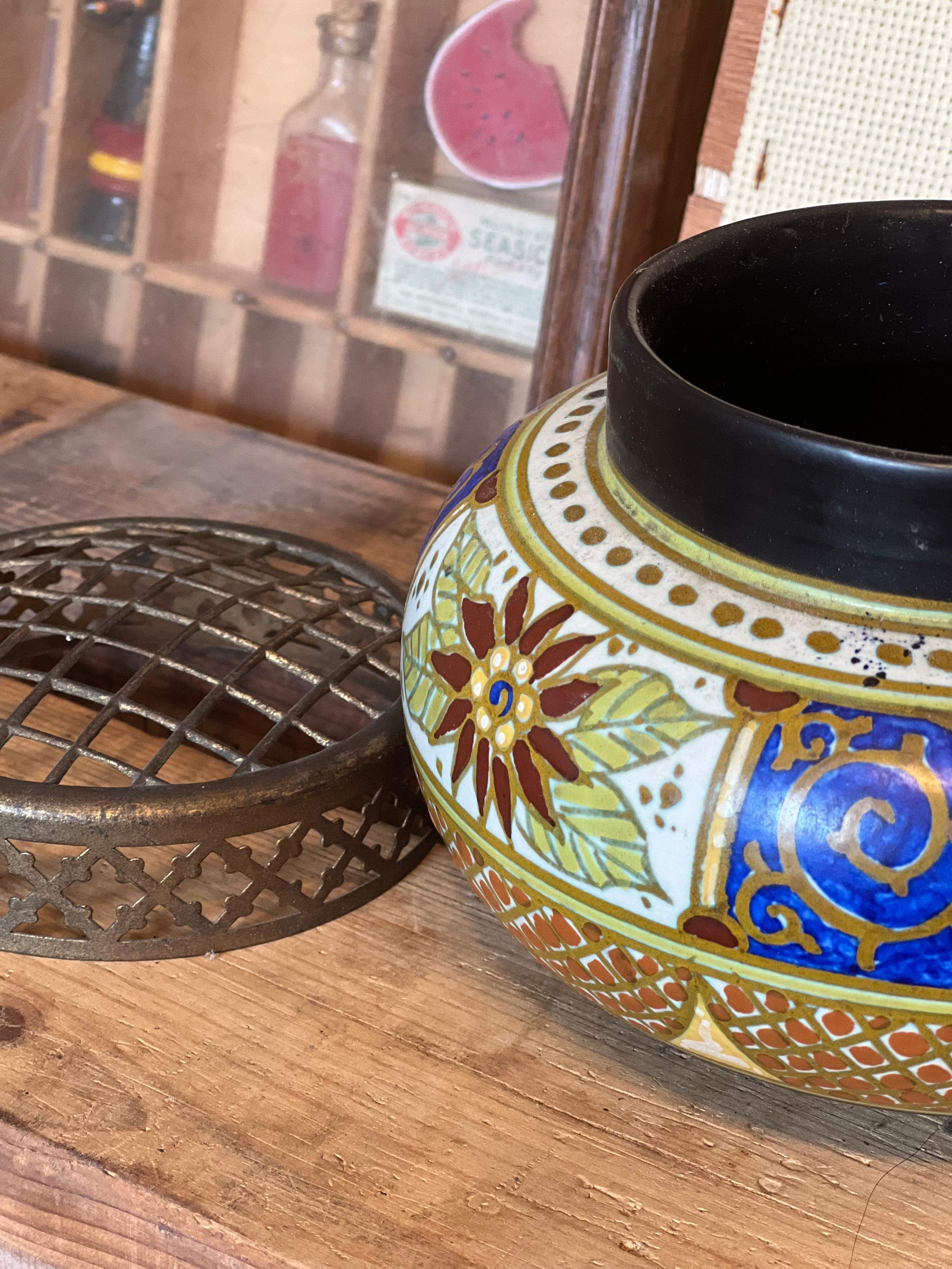 XVIII secolo Antico vaso floreale olandese in ceramica con coperchio staccabile datato 1846 in vendita