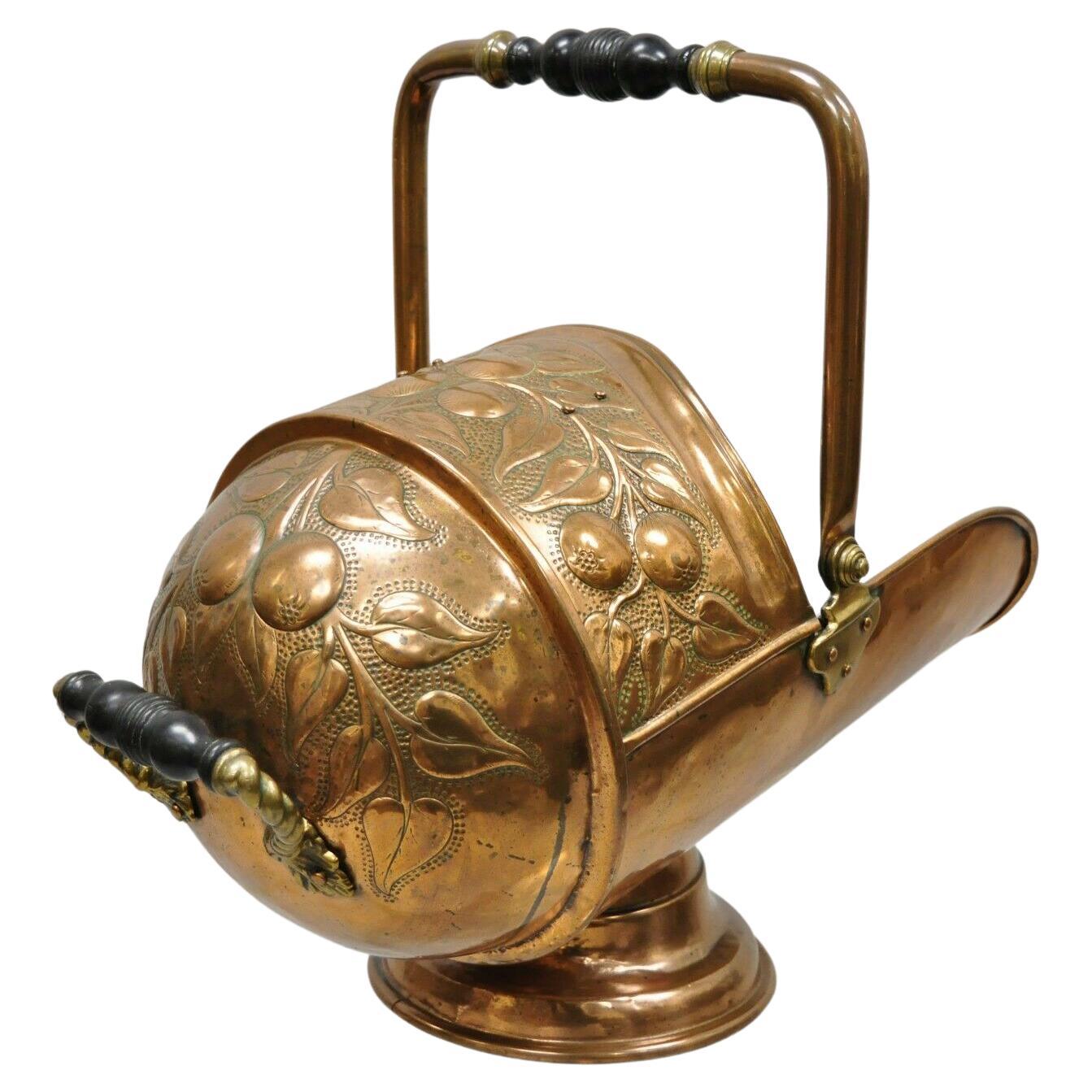 Seau à charbon antique en cuivre gaufré à motifs floraux pour casque victorien anglais