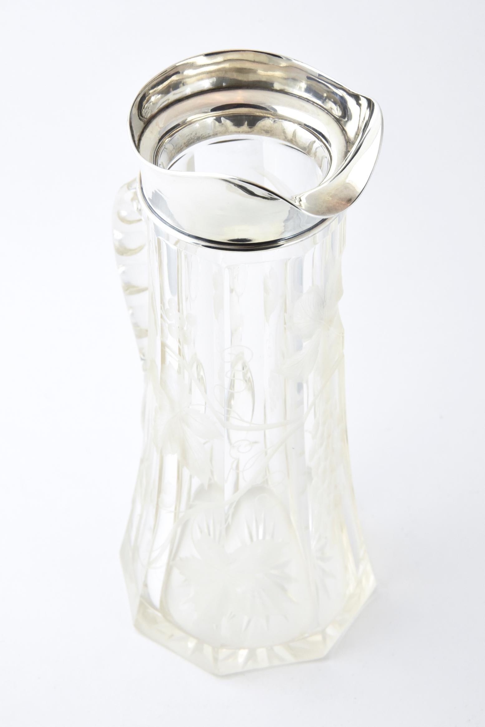 Antiker Krug aus geätztem, geblümtem Glas und Sterlingsilber in Claret-Optik  im Angebot 3