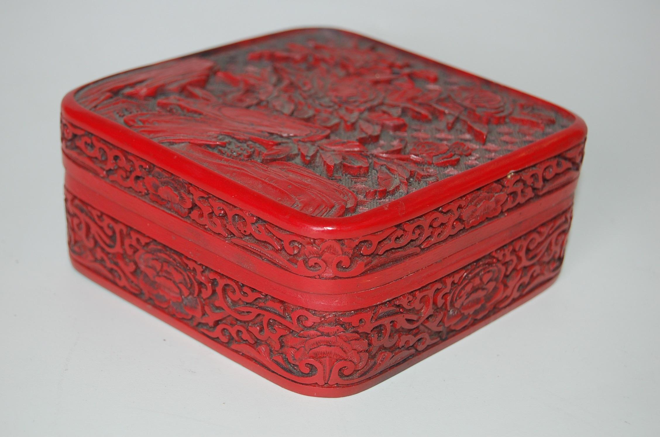 Antique Floral Hand Carved Lacquer Cinnabar Lidded Jewelry Box In Excellent Condition In Van Nuys, CA